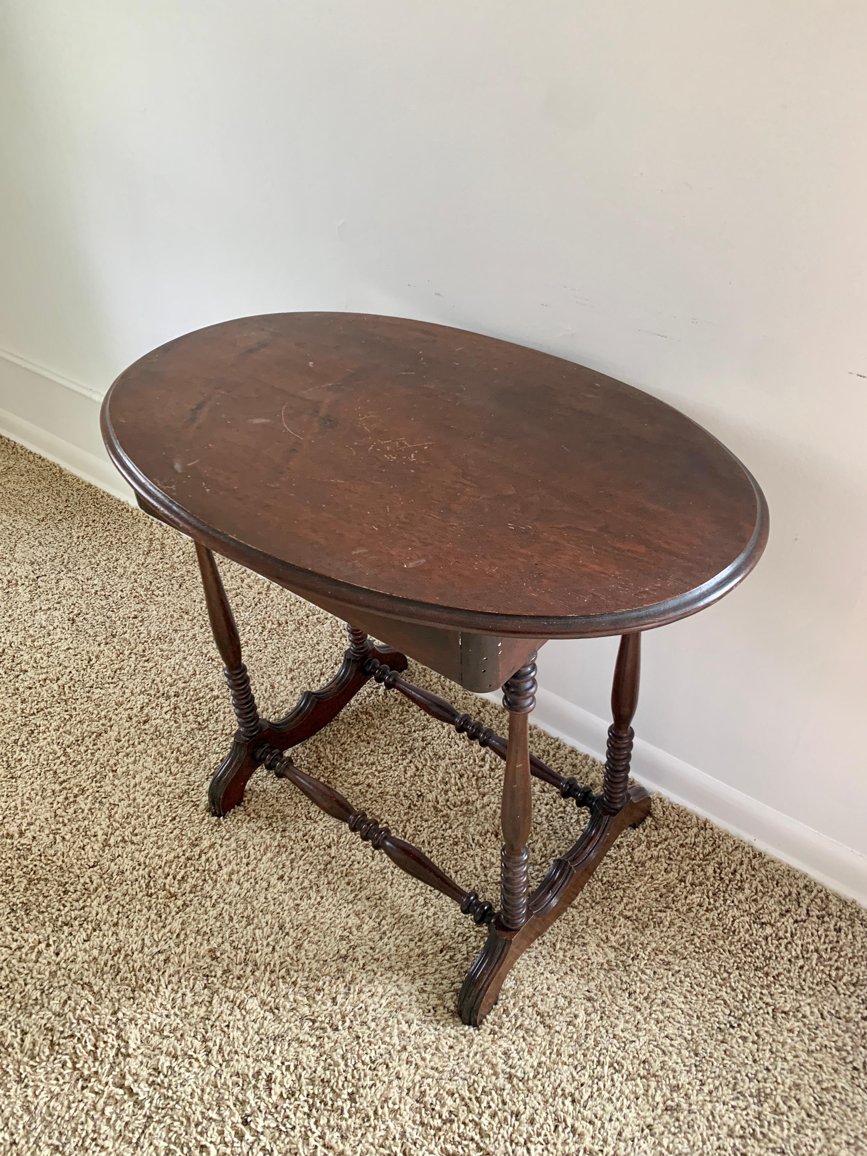 Late 19th Century American Victorian Oval Walnut Side Table In Good Condition For Sale In Elkhart, IN