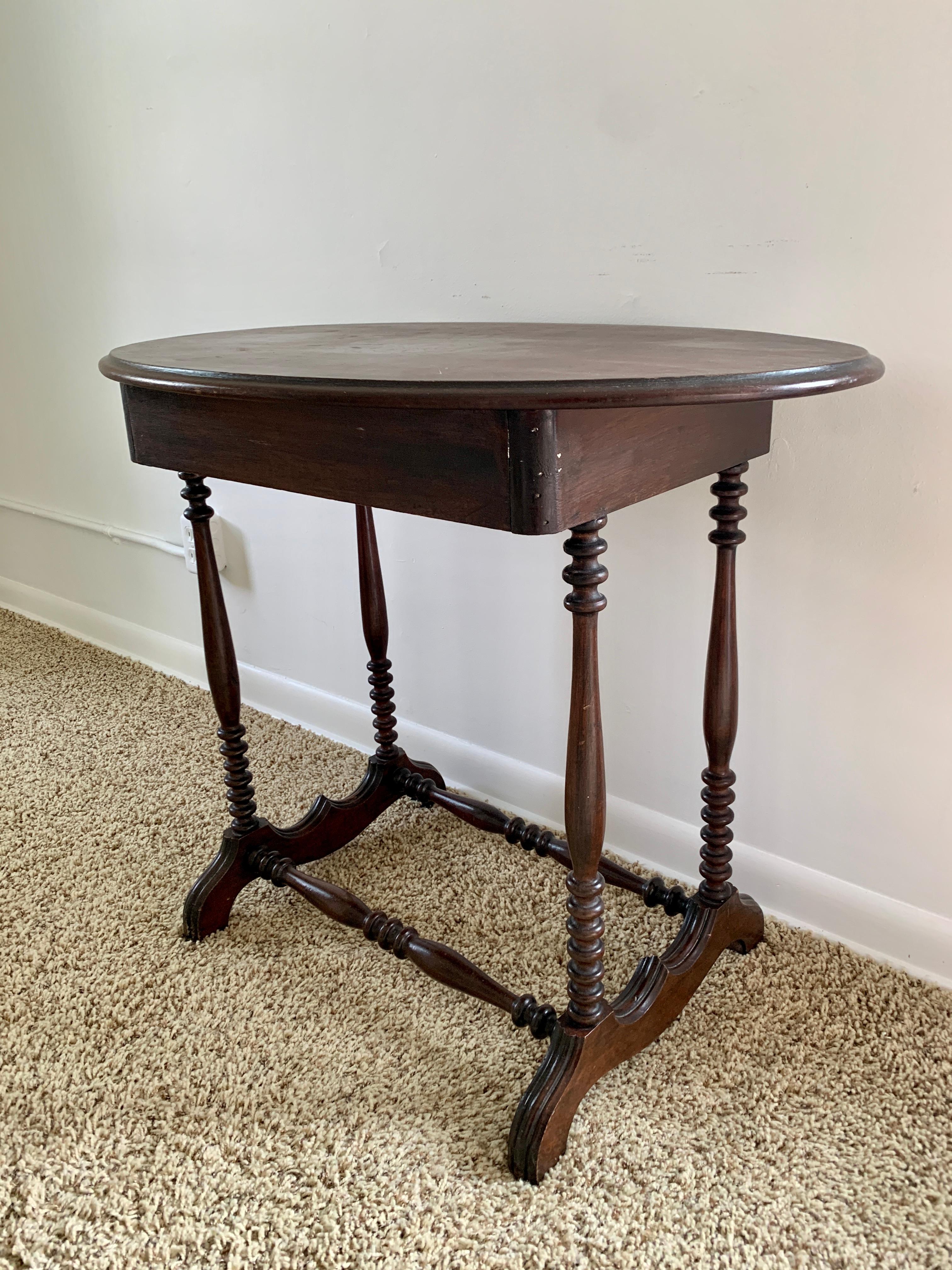 Late 19th Century American Victorian Oval Walnut Side Table For Sale 1