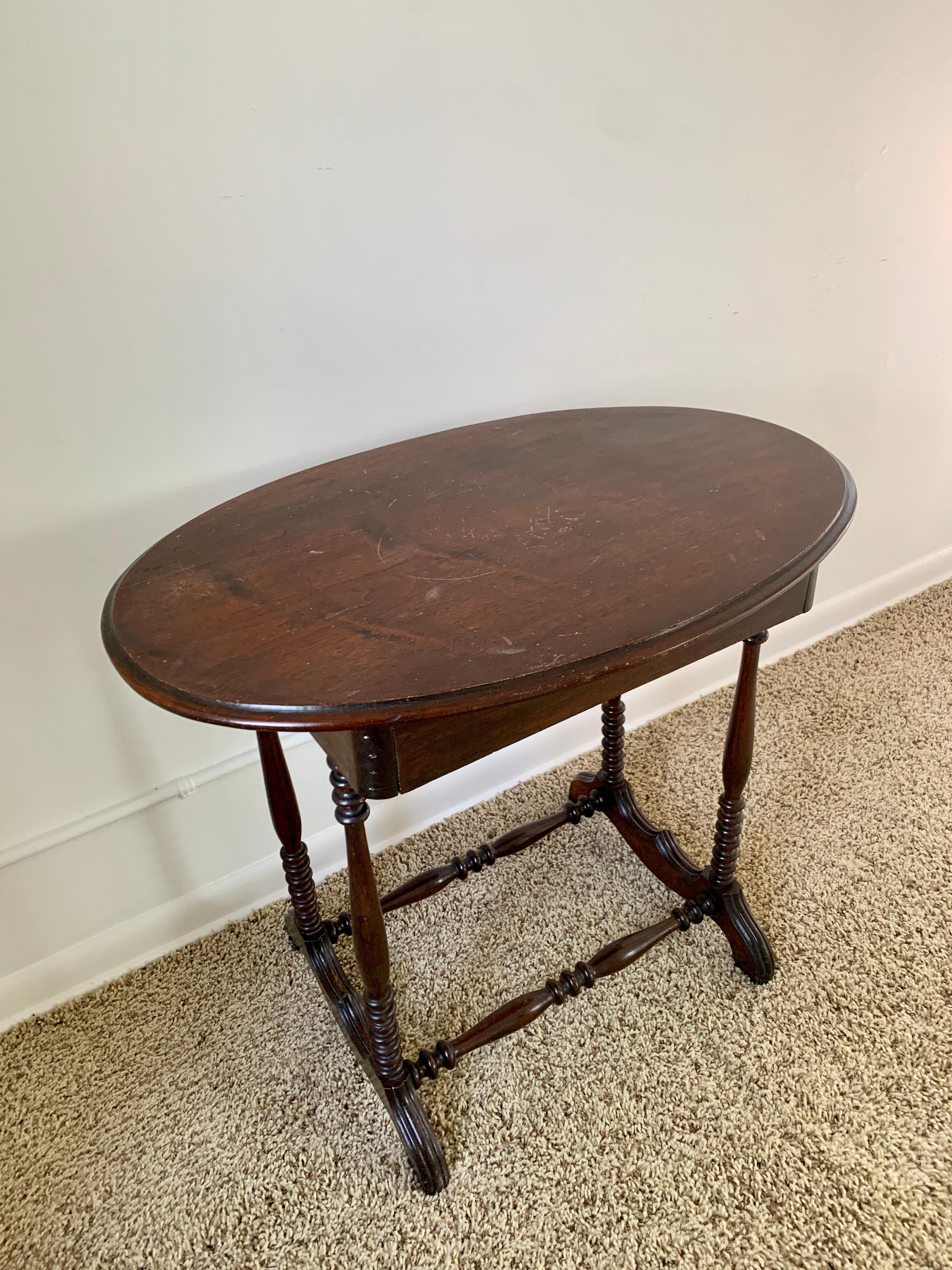 Late 19th Century American Victorian Oval Walnut Side Table For Sale 2