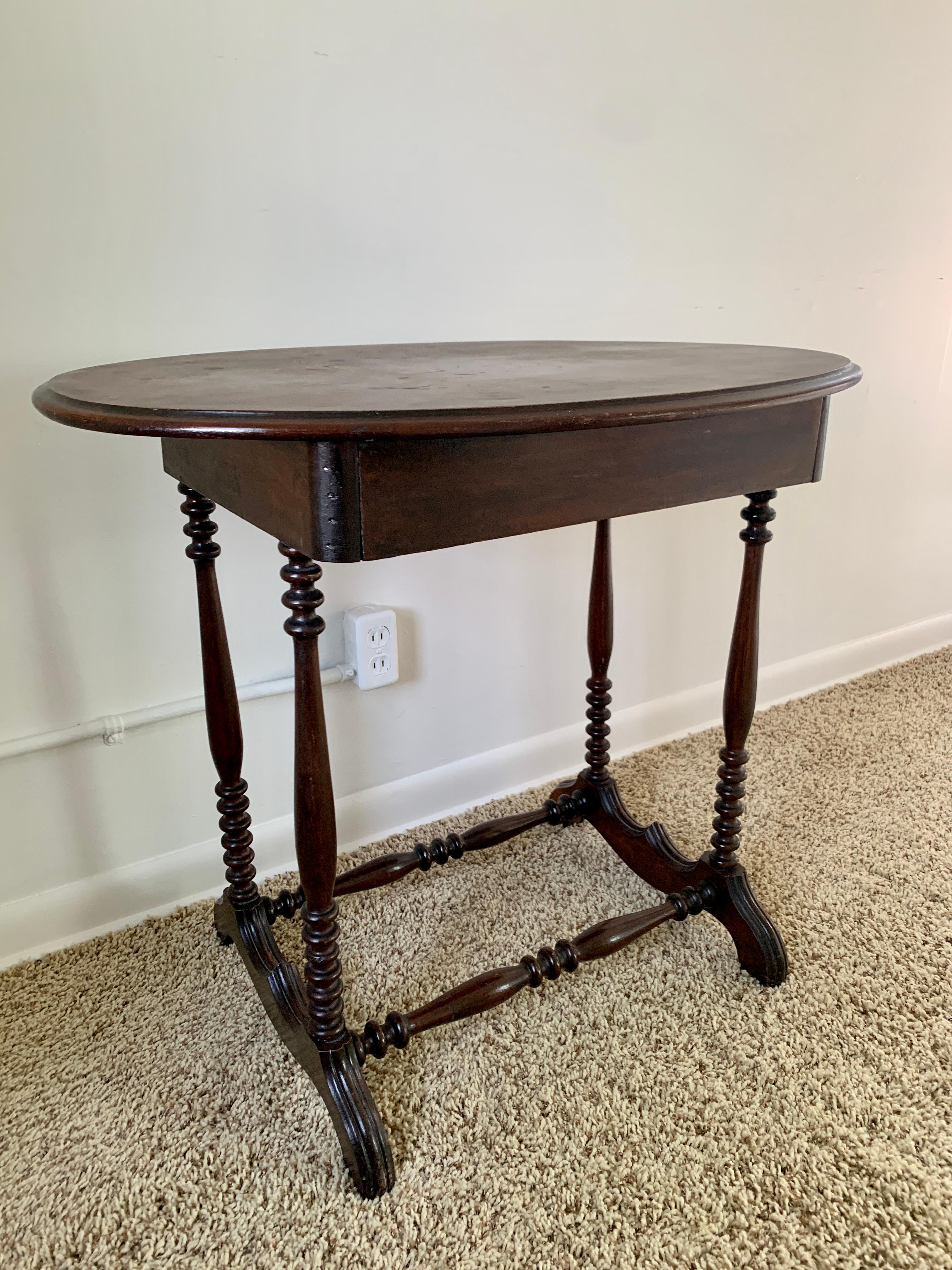 Late 19th Century American Victorian Oval Walnut Side Table For Sale 3