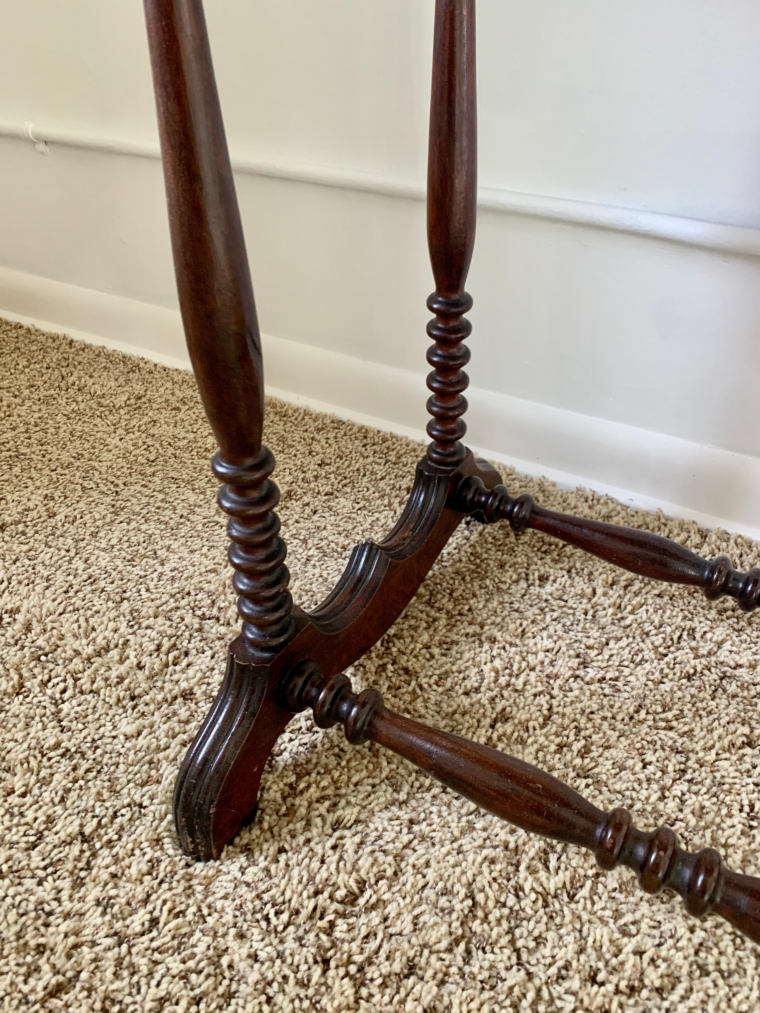 Late 19th Century American Victorian Oval Walnut Side Table For Sale 5