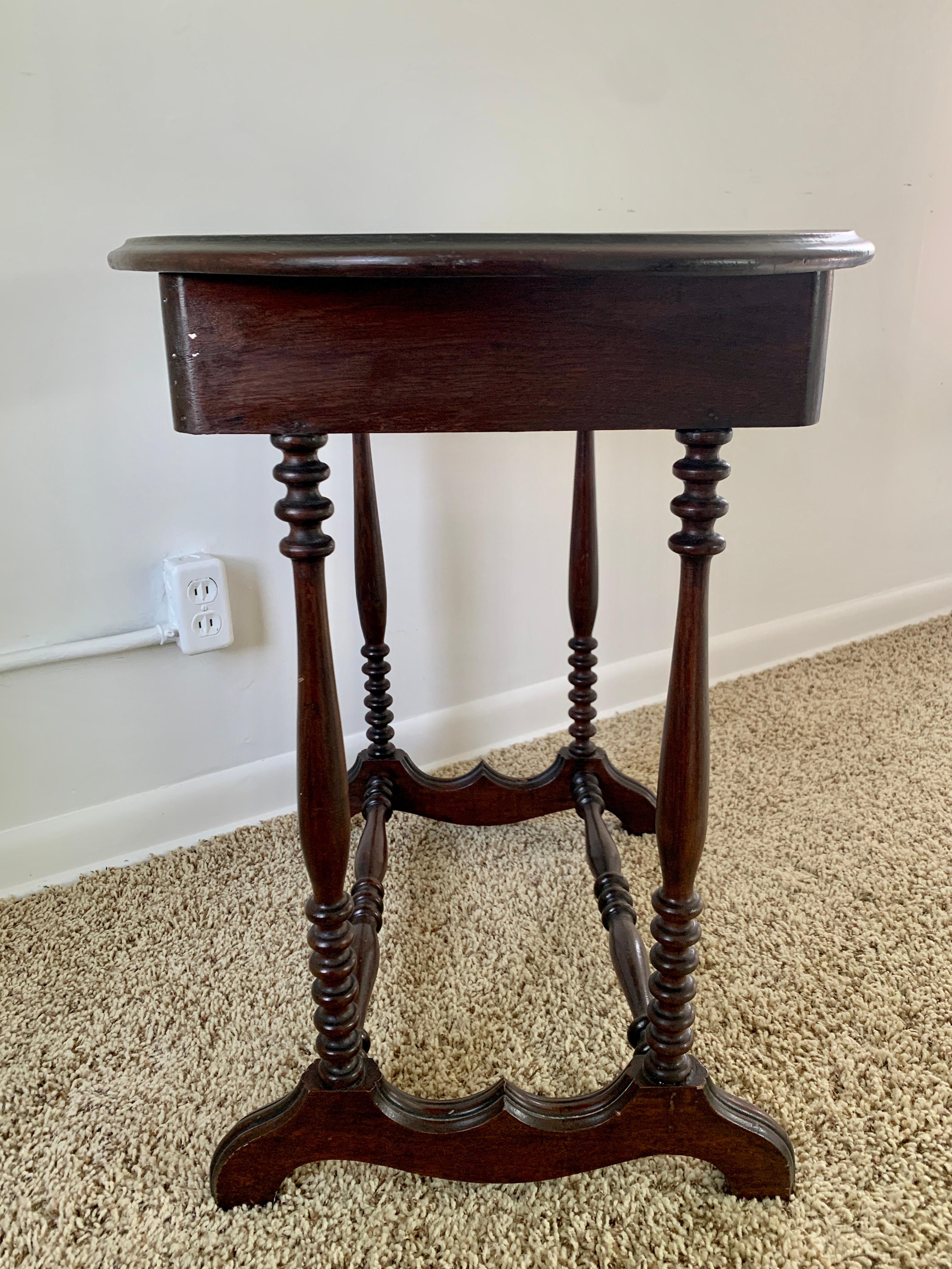 Late 19th Century American Victorian Oval Walnut Side Table For Sale 6