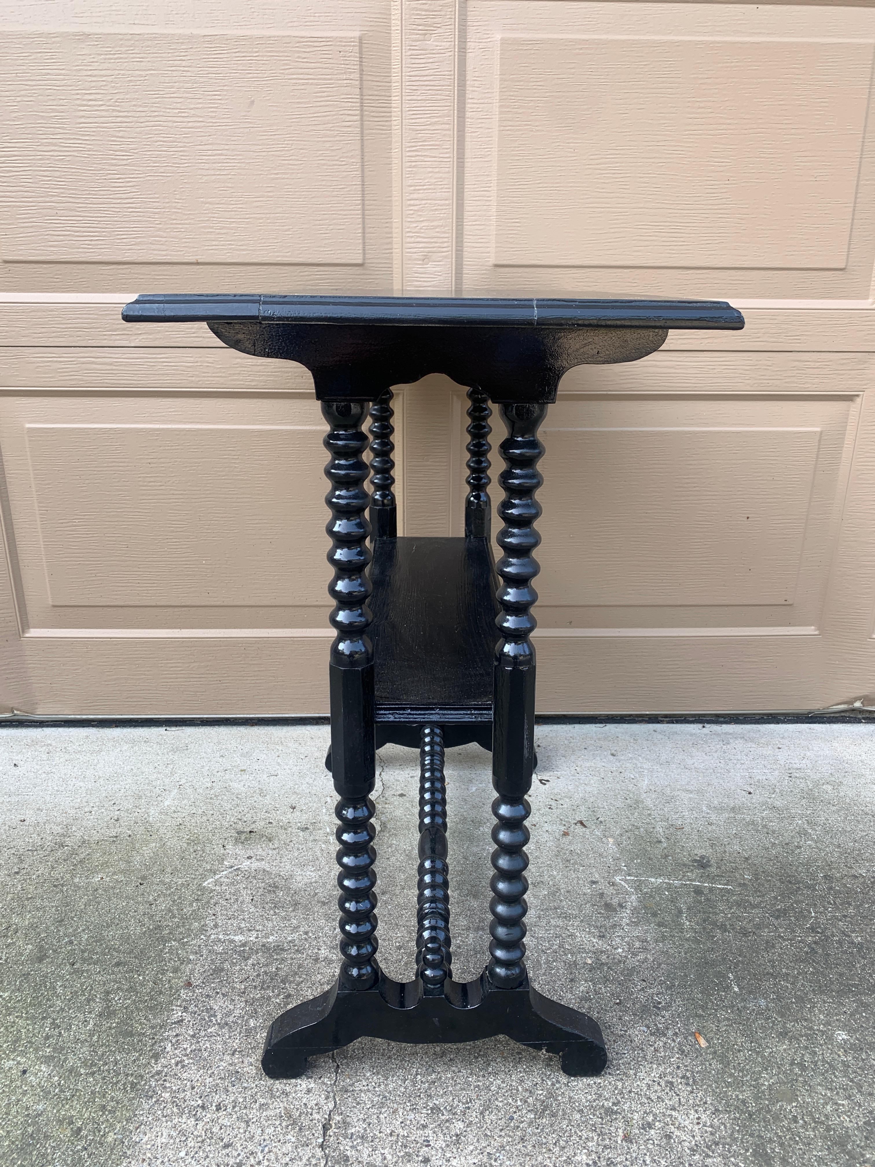 Mesa auxiliar victoriana americana de nogal pintado de finales del siglo XIX en venta 4