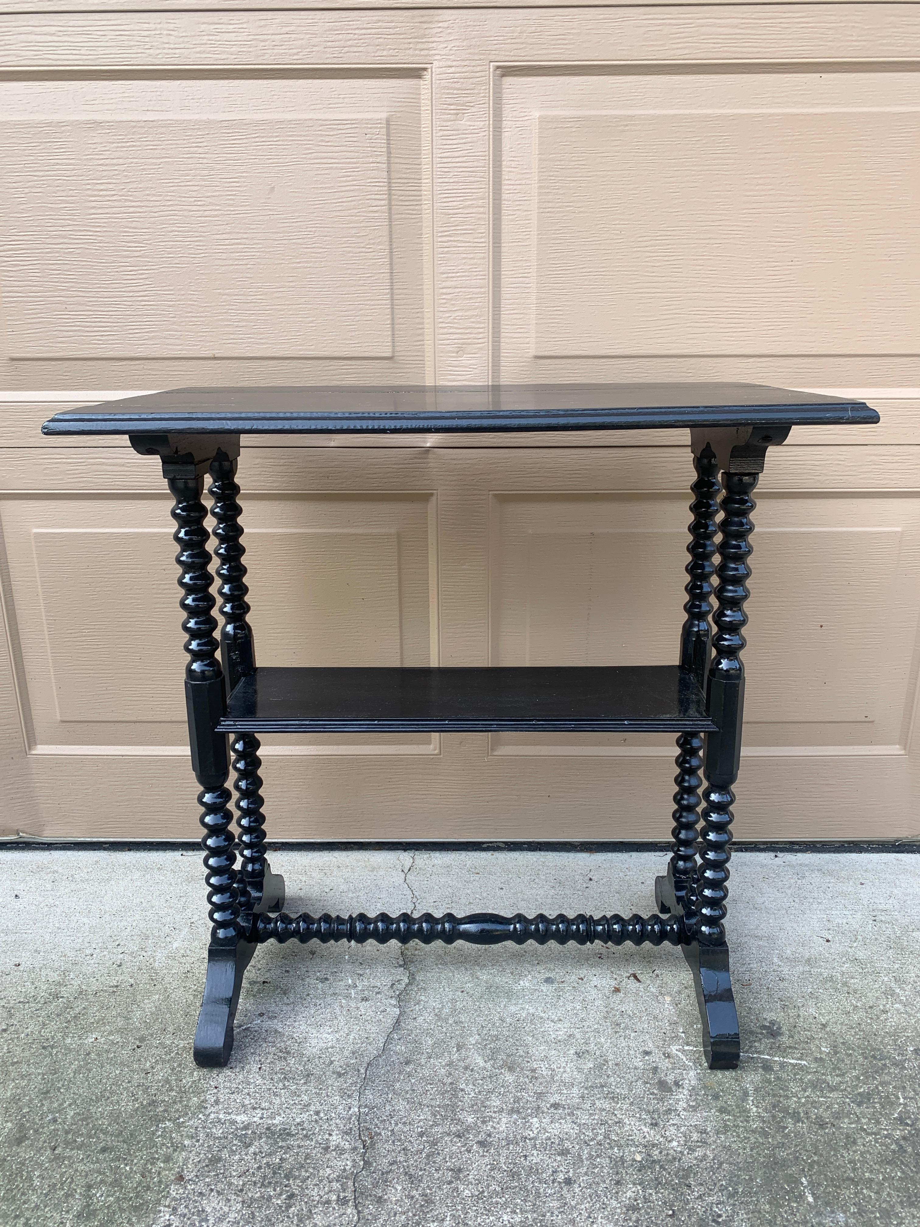 Mesa auxiliar victoriana americana de nogal pintado de finales del siglo XIX en venta 5
