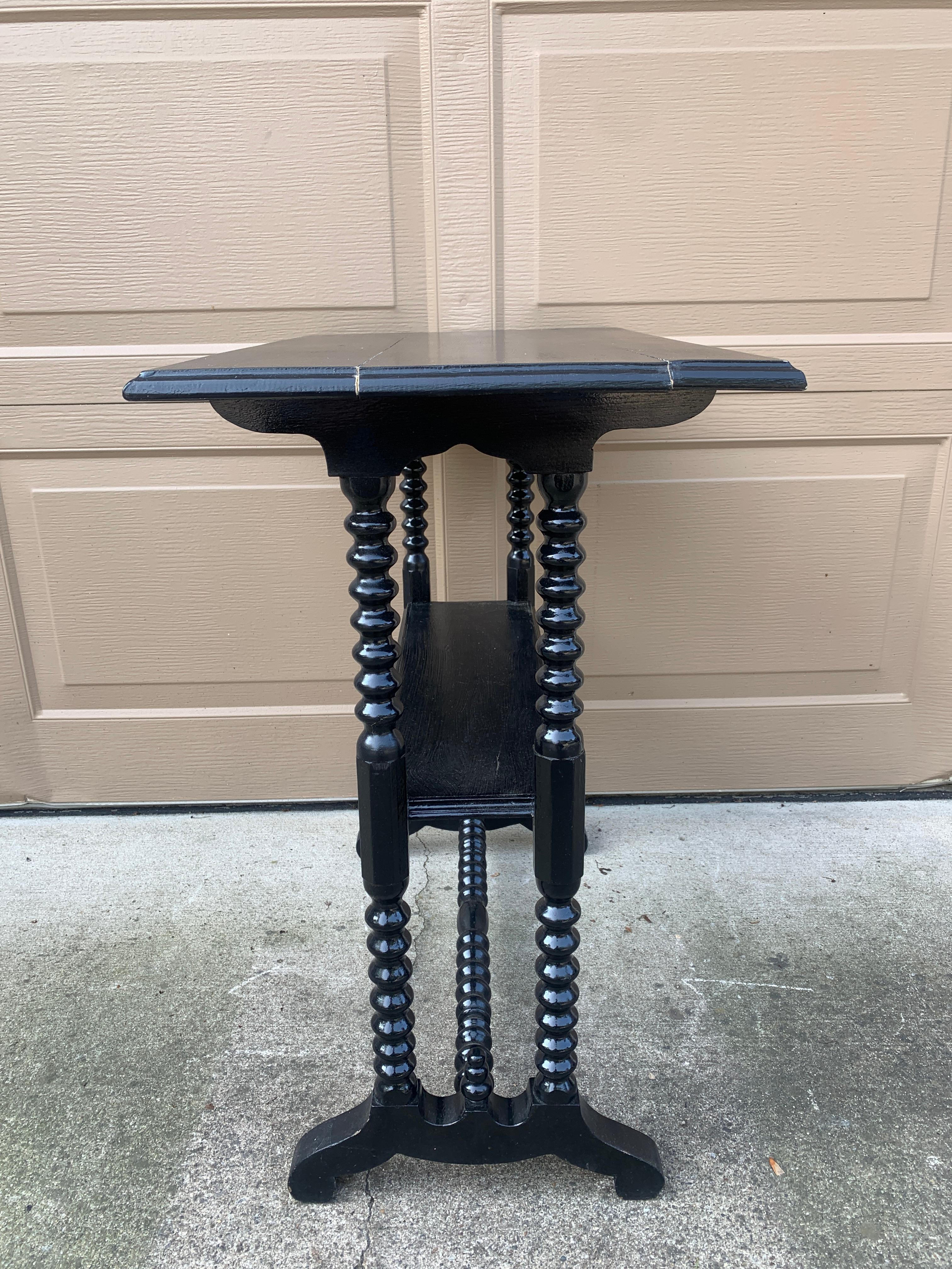 Mesa auxiliar victoriana americana de nogal pintado de finales del siglo XIX en venta 6