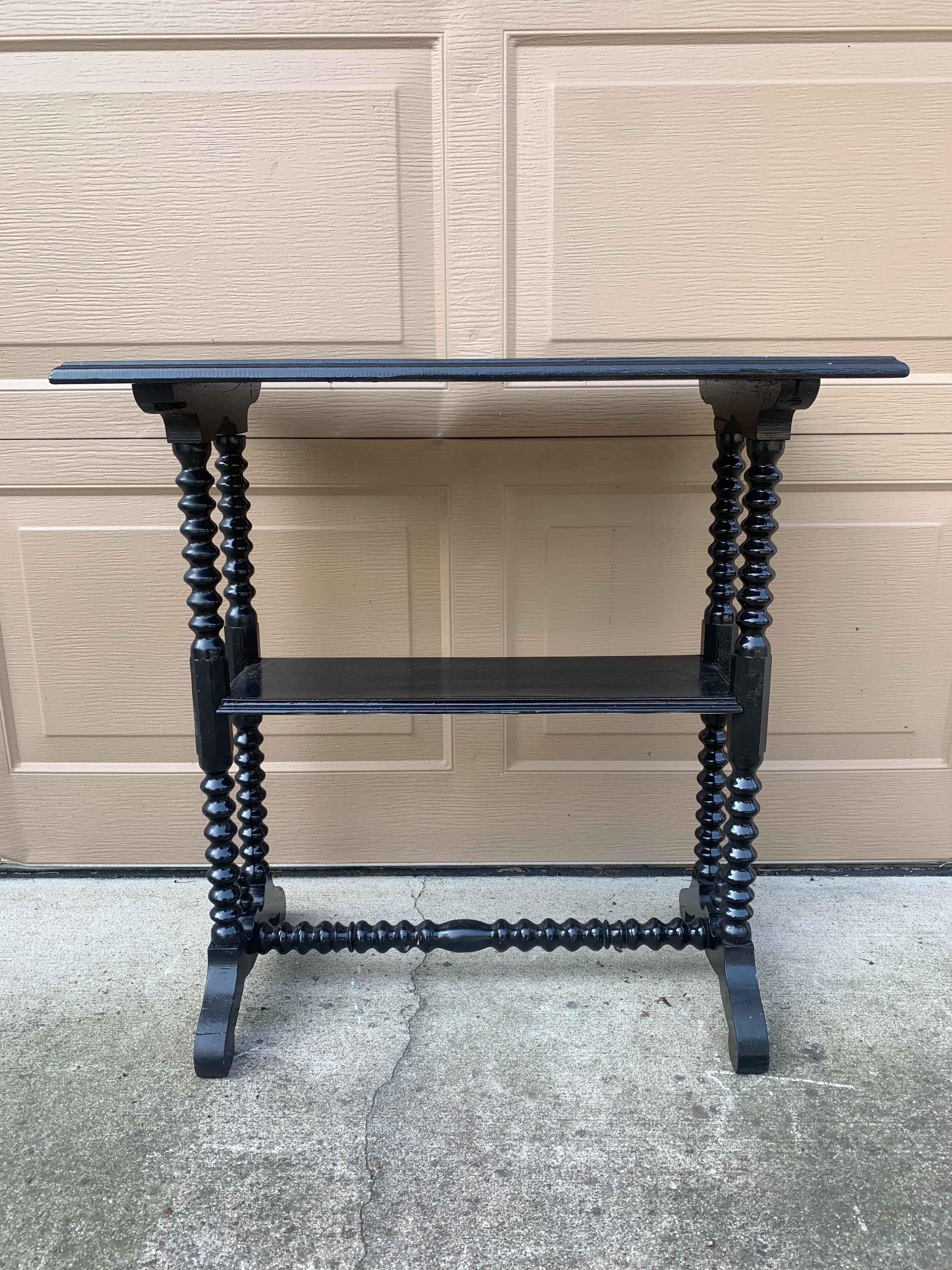 Mesa auxiliar victoriana americana de nogal pintado de finales del siglo XIX Victoriano en venta