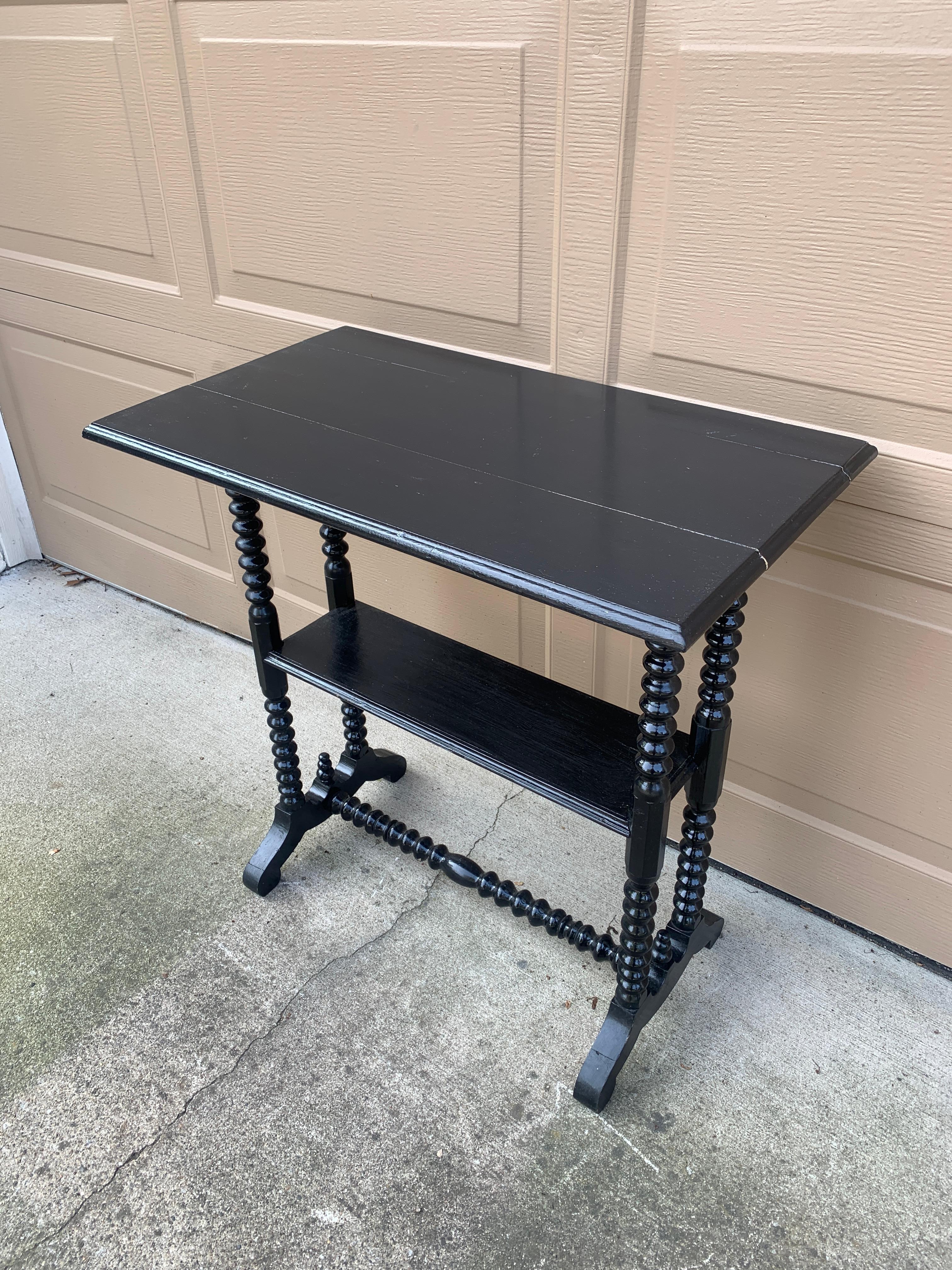 Mesa auxiliar victoriana americana de nogal pintado de finales del siglo XIX Estadounidense en venta