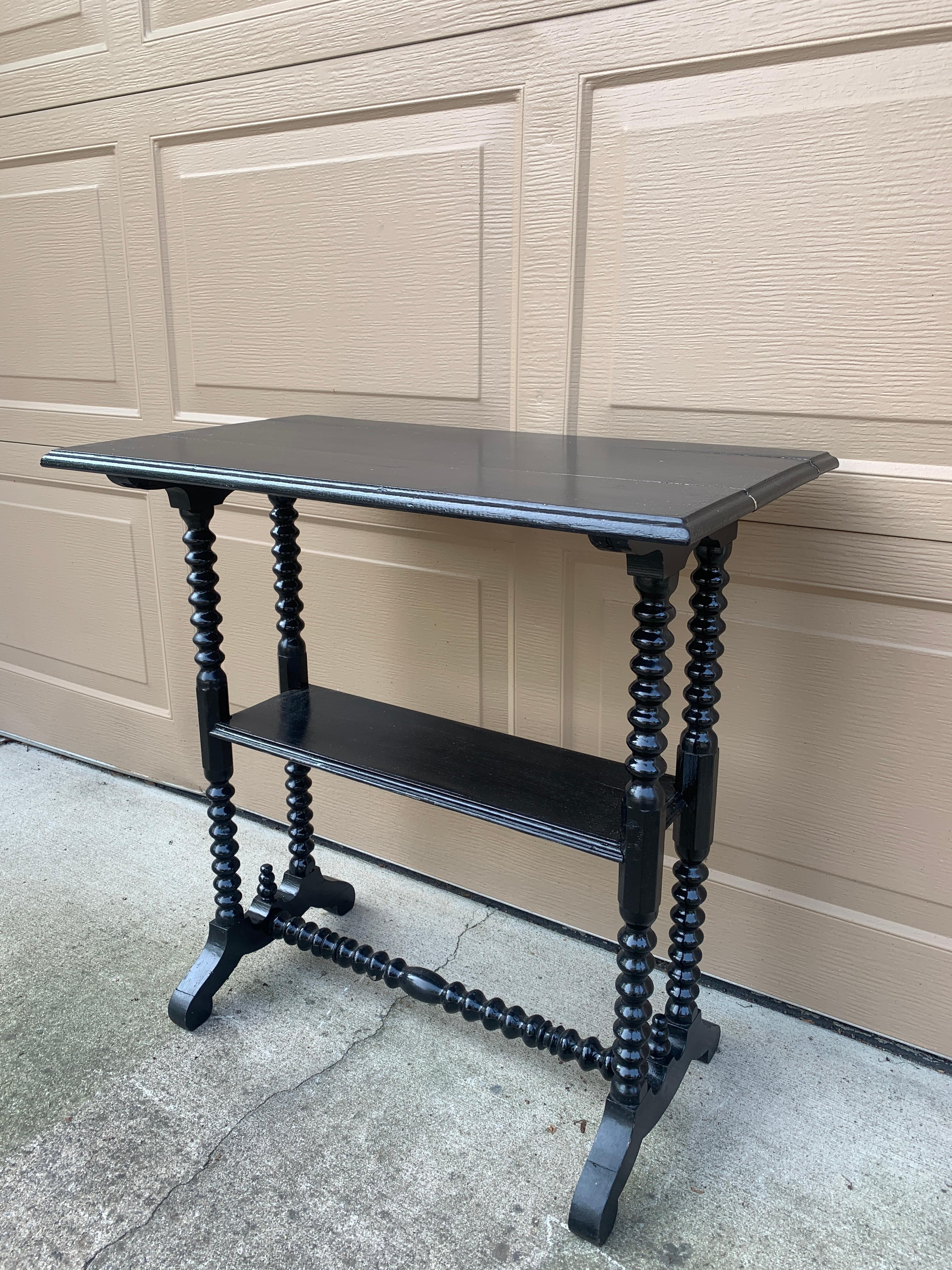 Mesa auxiliar victoriana americana de nogal pintado de finales del siglo XIX en Bueno estado para la venta en Elkhart, IN