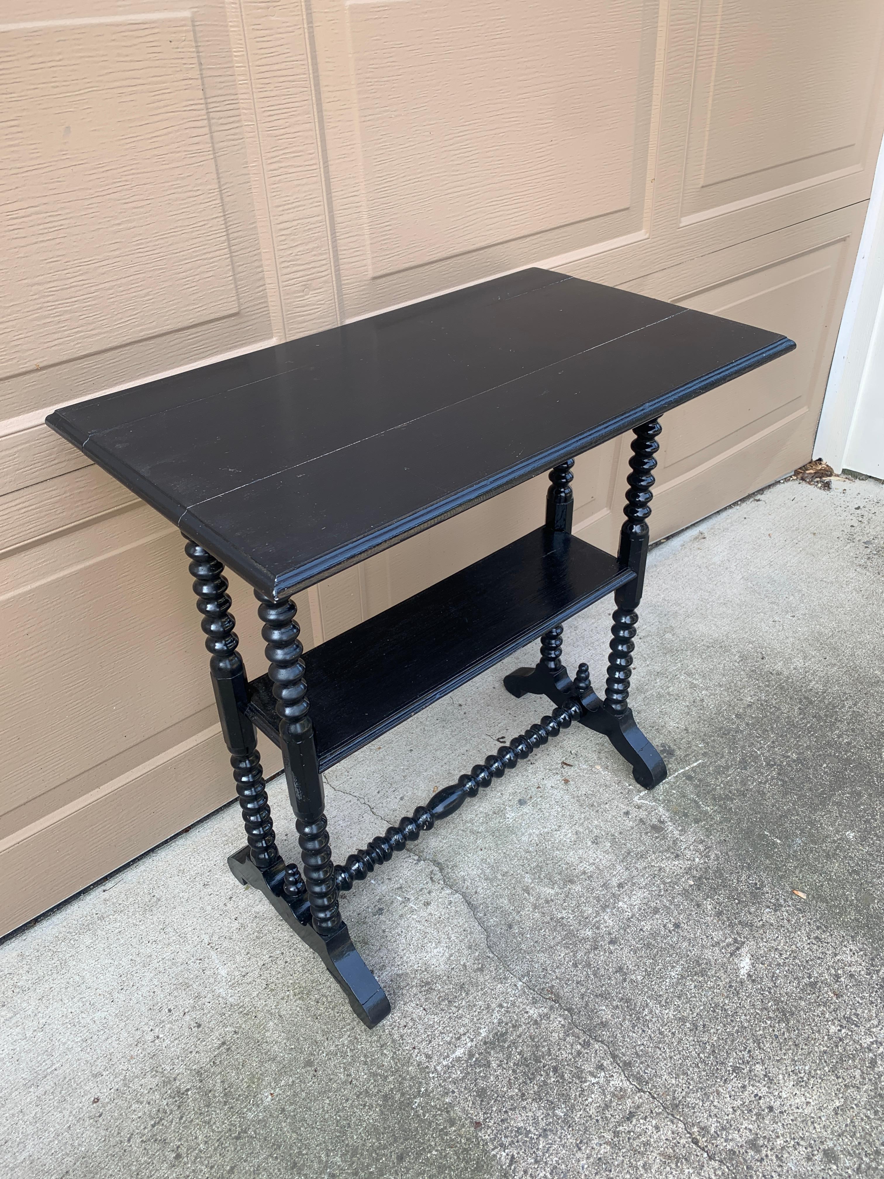 Mesa auxiliar victoriana americana de nogal pintado de finales del siglo XIX Nogal en venta