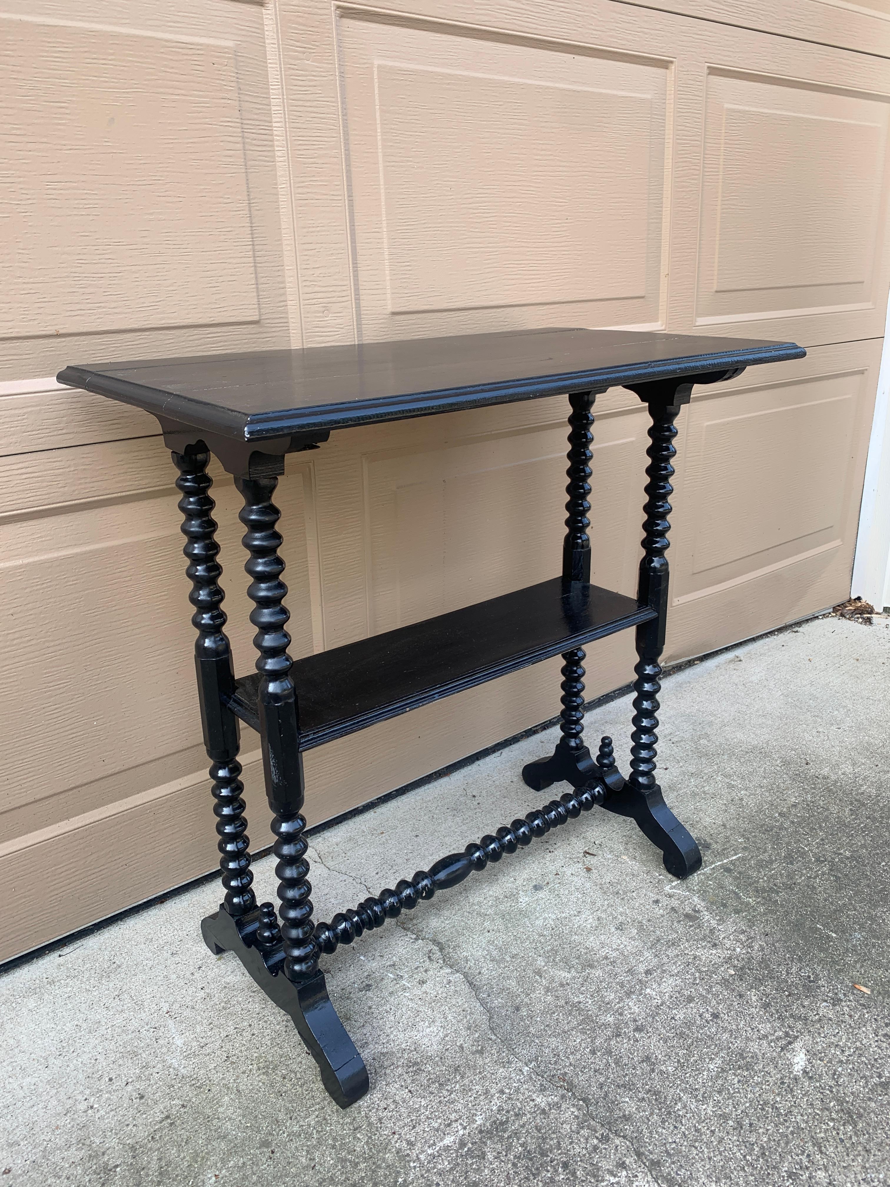 Mesa auxiliar victoriana americana de nogal pintado de finales del siglo XIX en venta 1