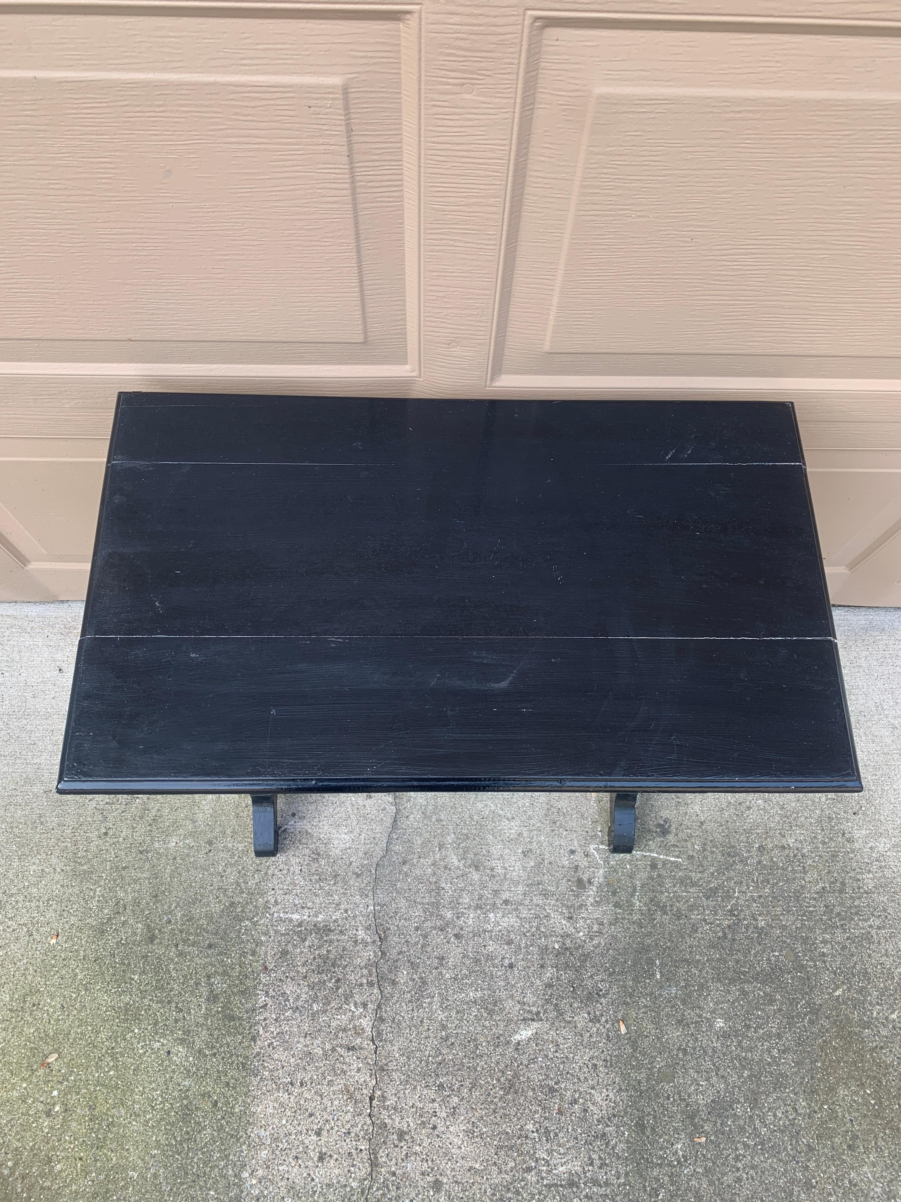 Mesa auxiliar victoriana americana de nogal pintado de finales del siglo XIX en venta 2