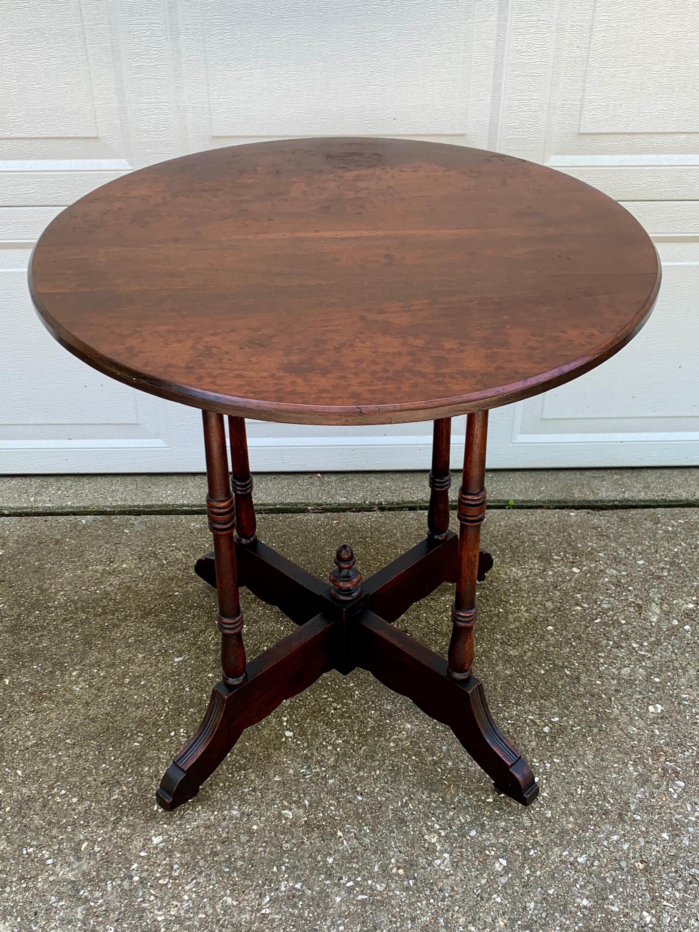 A gorgeous Victorian round side or center table

USA, circa late 19th century

Walnut, with porcelain castors

Measures: 27.75