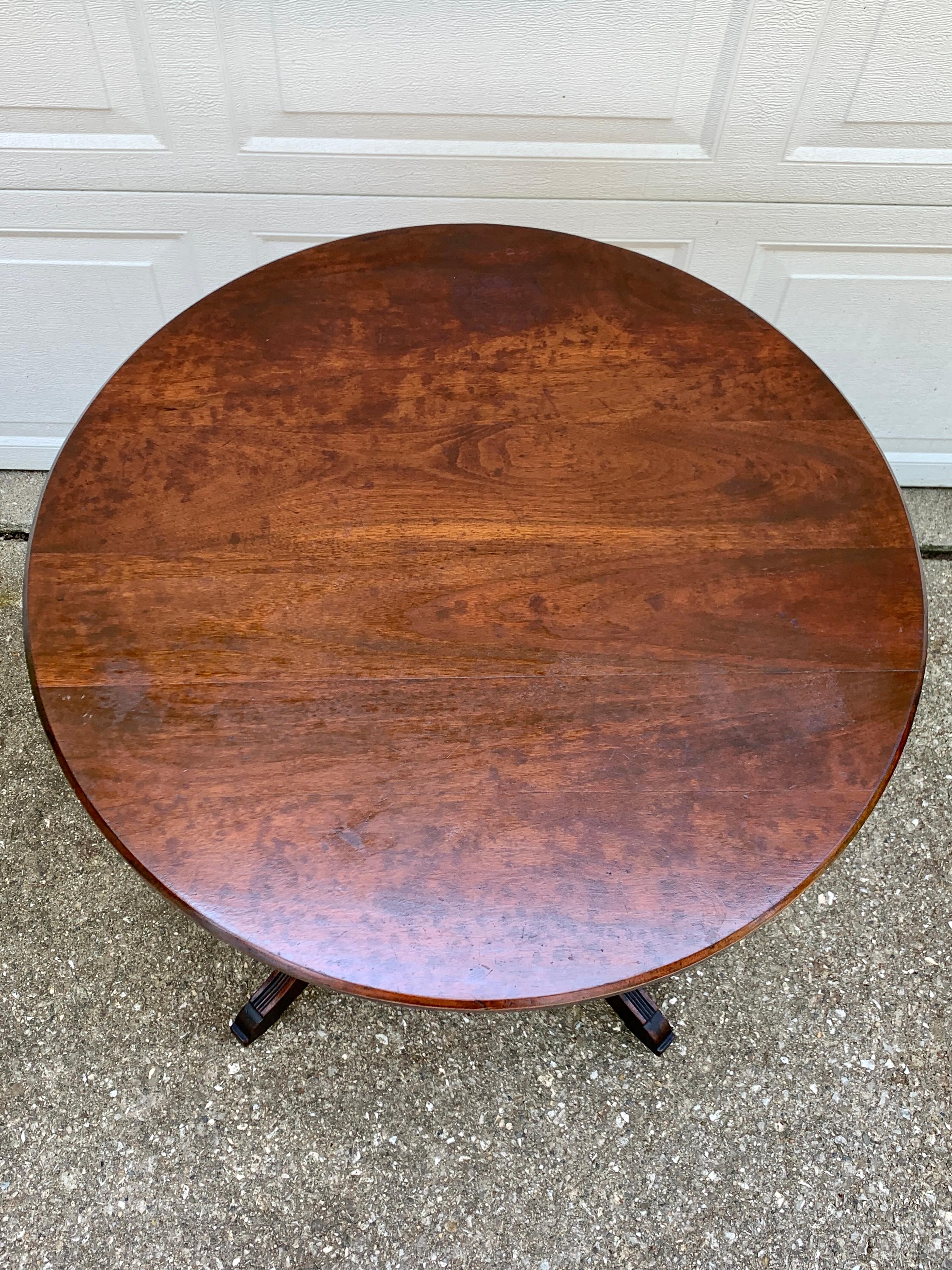 Late 19th Century American Victorian Round Walnut Side Table In Good Condition For Sale In Elkhart, IN
