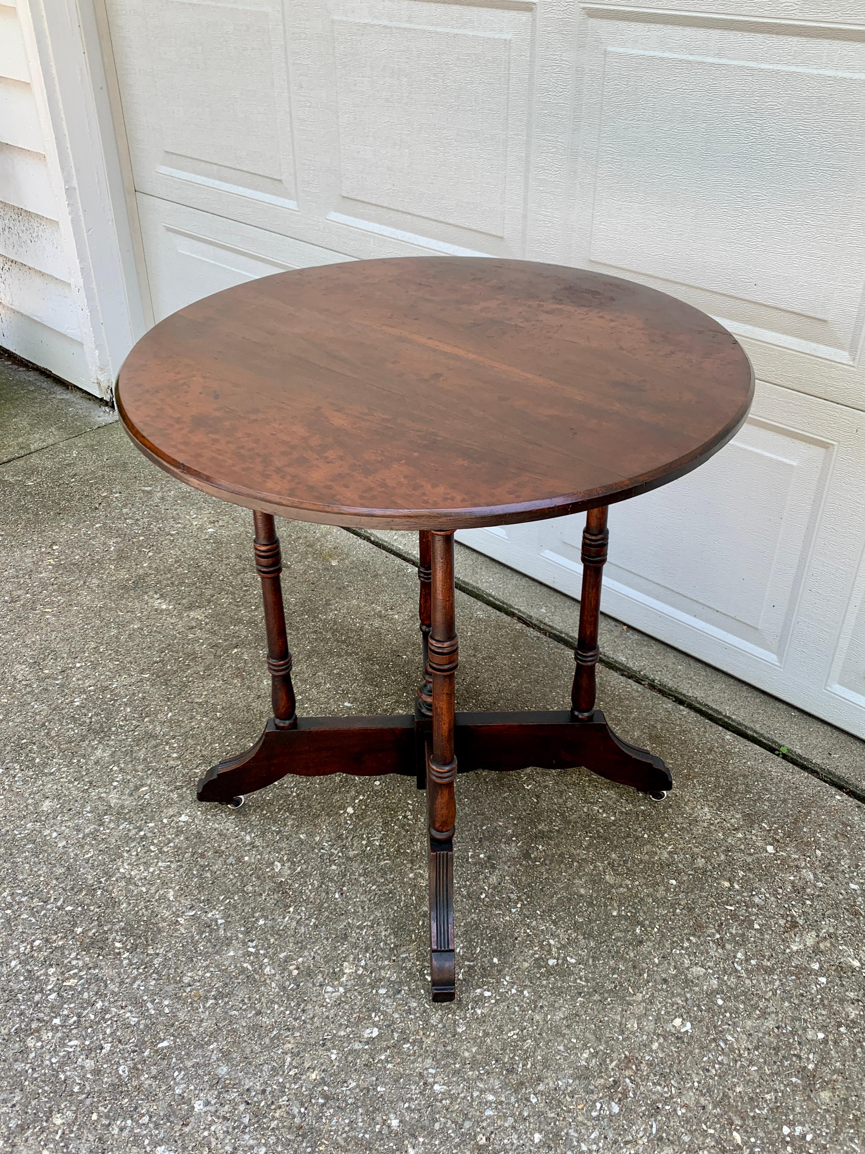 Late 19th Century American Victorian Round Walnut Side Table For Sale 1