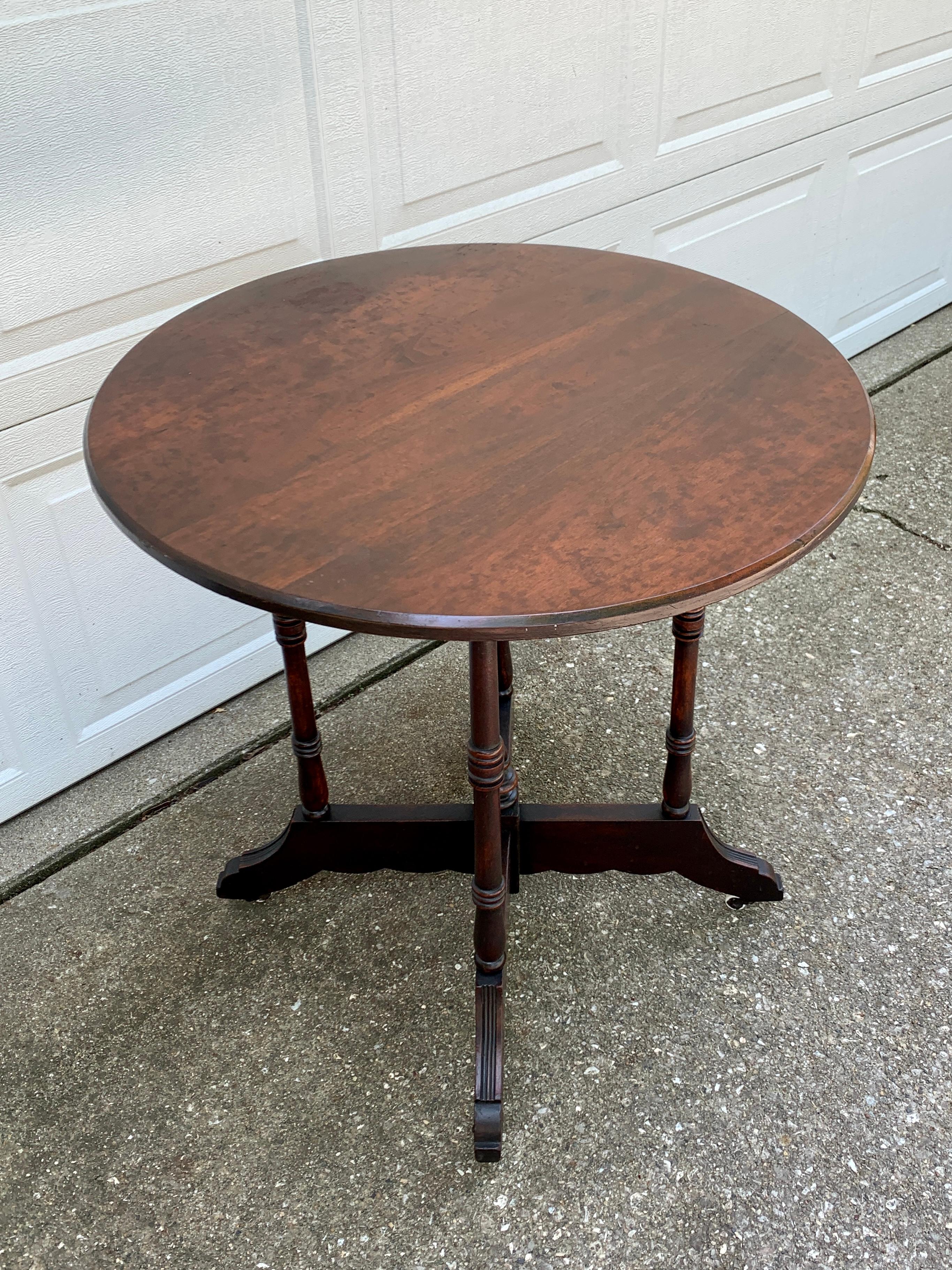 Late 19th Century American Victorian Round Walnut Side Table For Sale 3