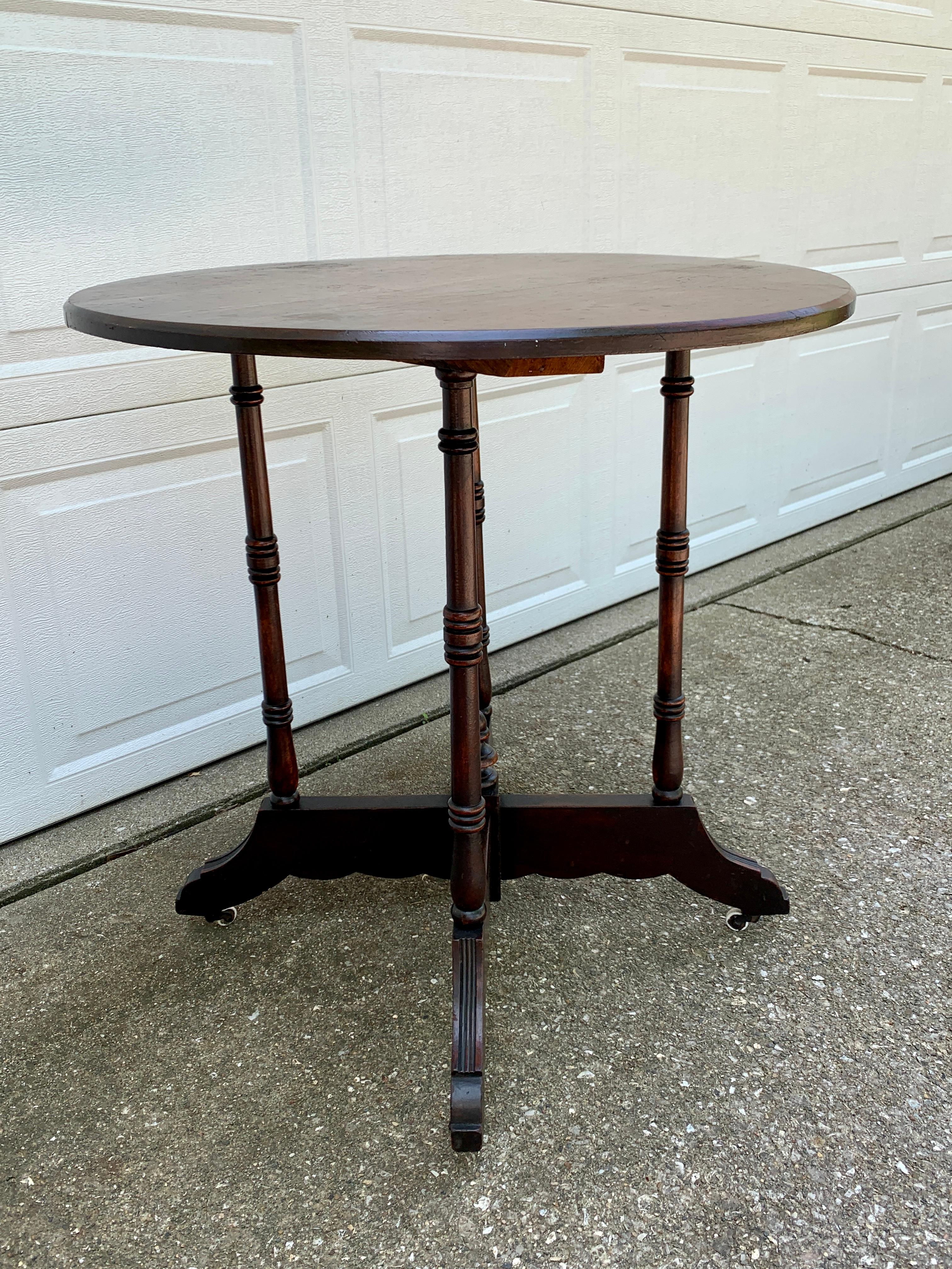 Late 19th Century American Victorian Round Walnut Side Table For Sale 4