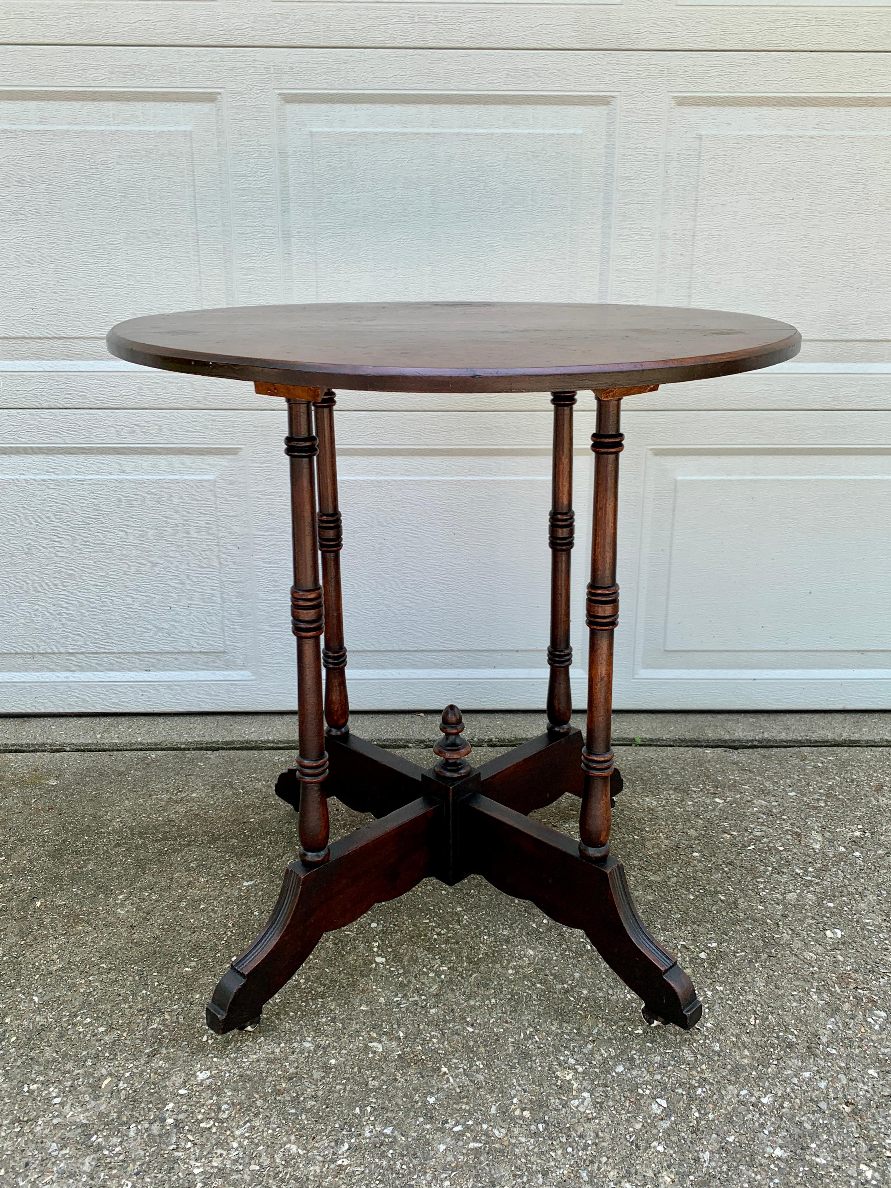 Late 19th Century American Victorian Round Walnut Side Table For Sale 6