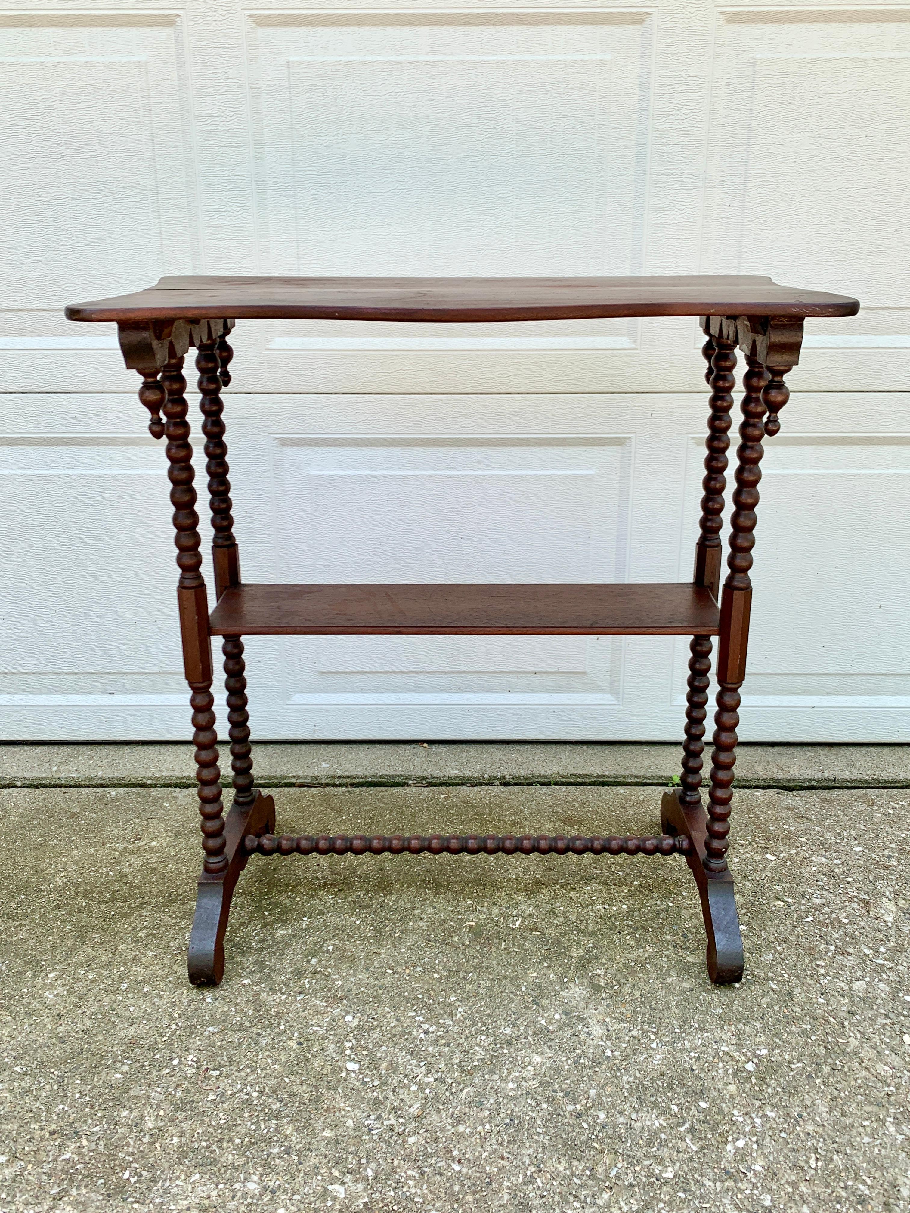 Late 19th Century American Victorian Walnut Side Table In Good Condition For Sale In Elkhart, IN