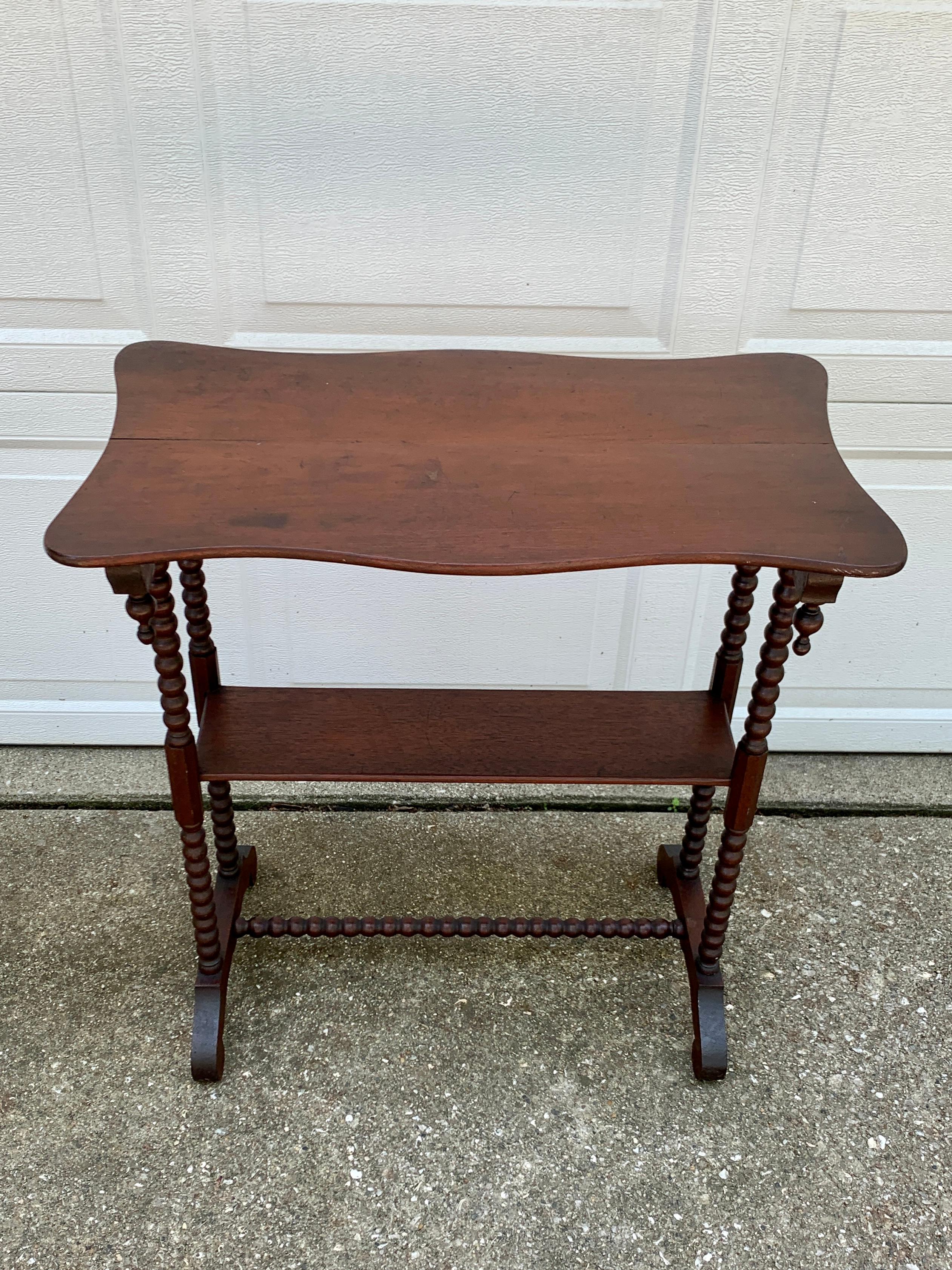 Late 19th Century American Victorian Walnut Side Table For Sale 1