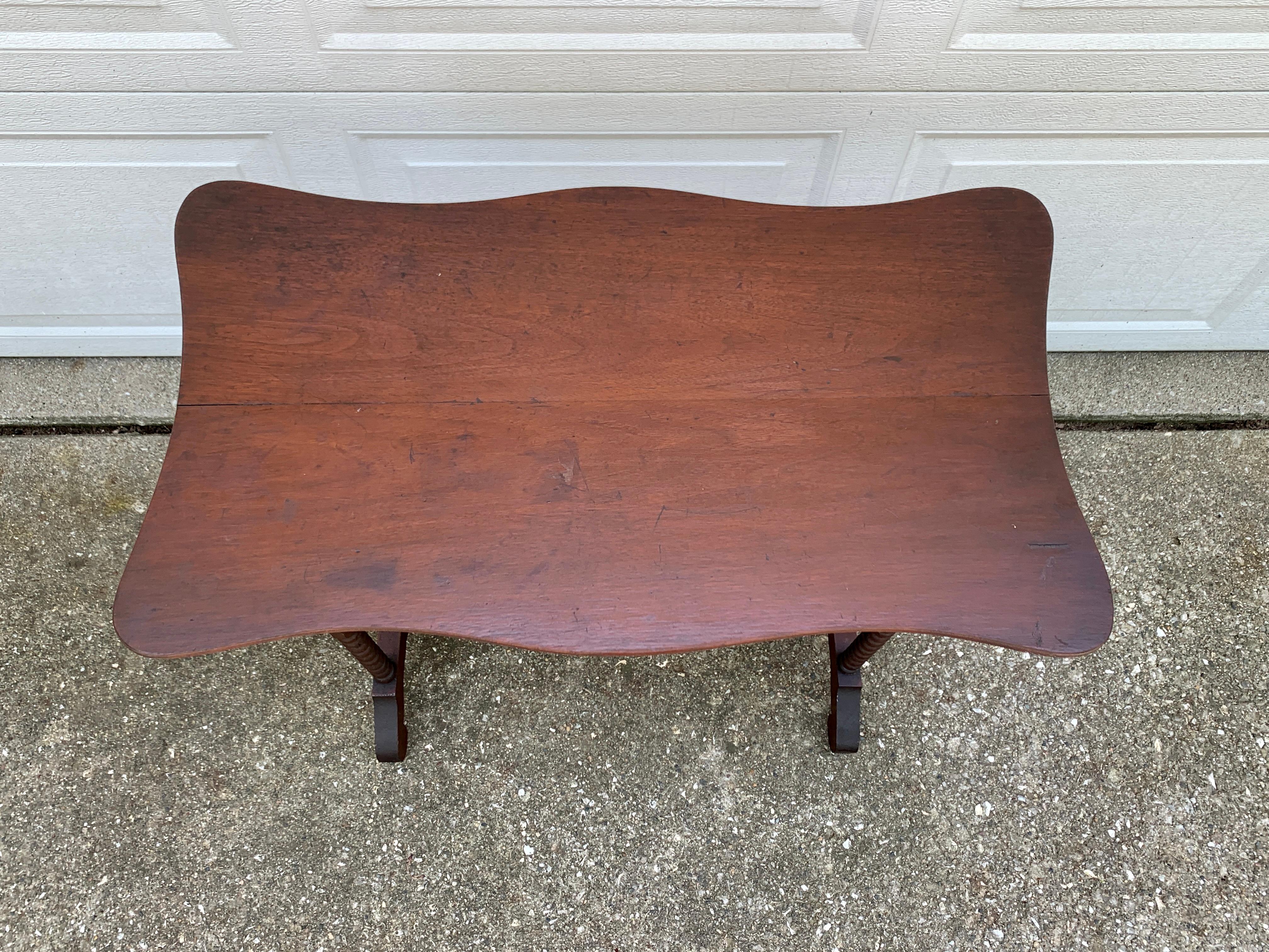 Late 19th Century American Victorian Walnut Side Table For Sale 2