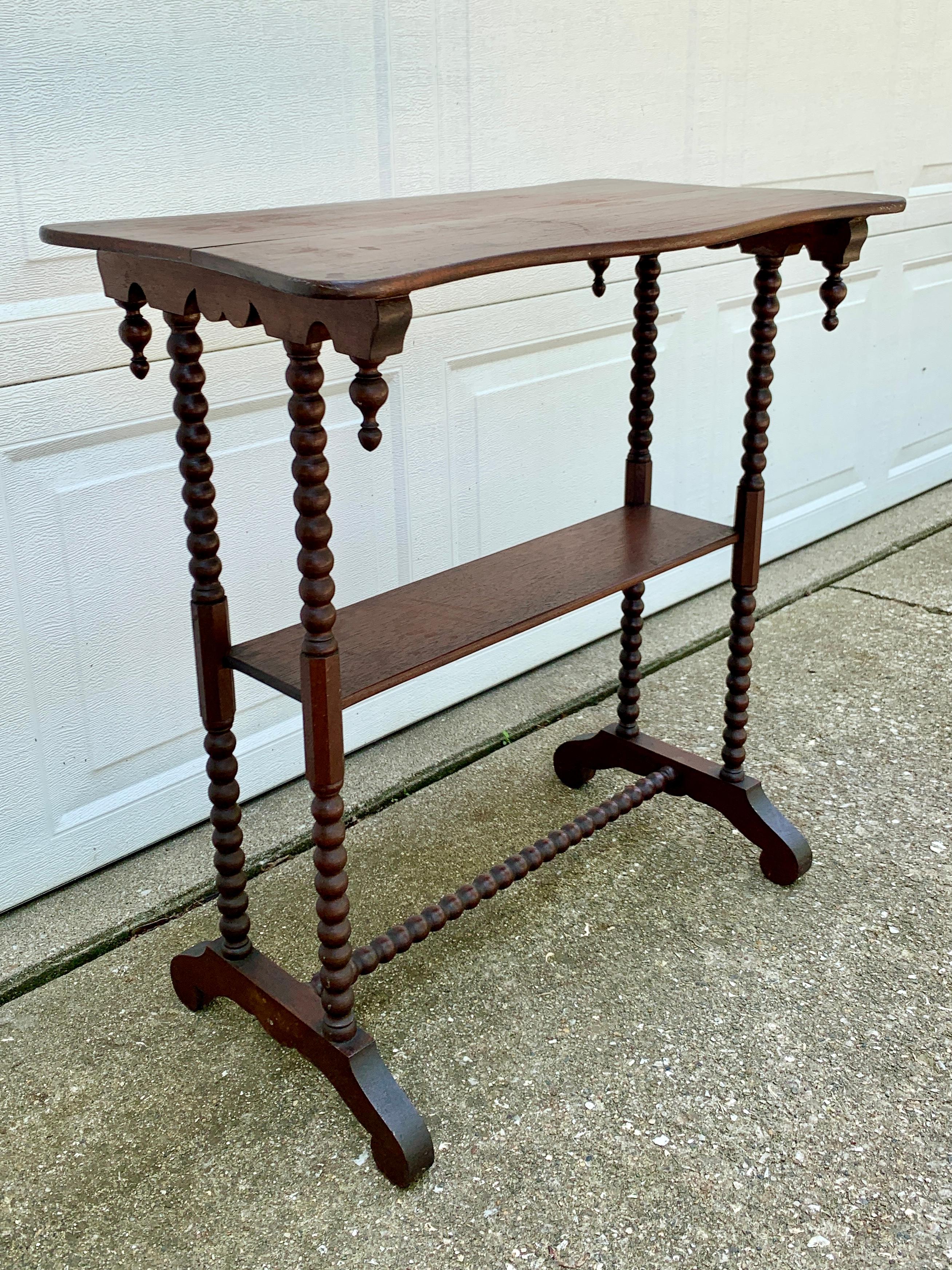 Late 19th Century American Victorian Walnut Side Table For Sale 4