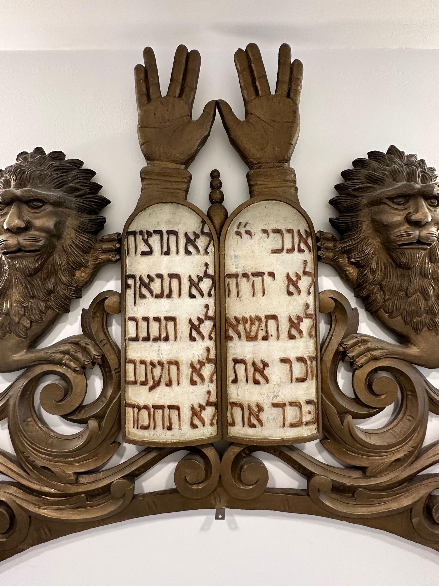 synagogue decorations