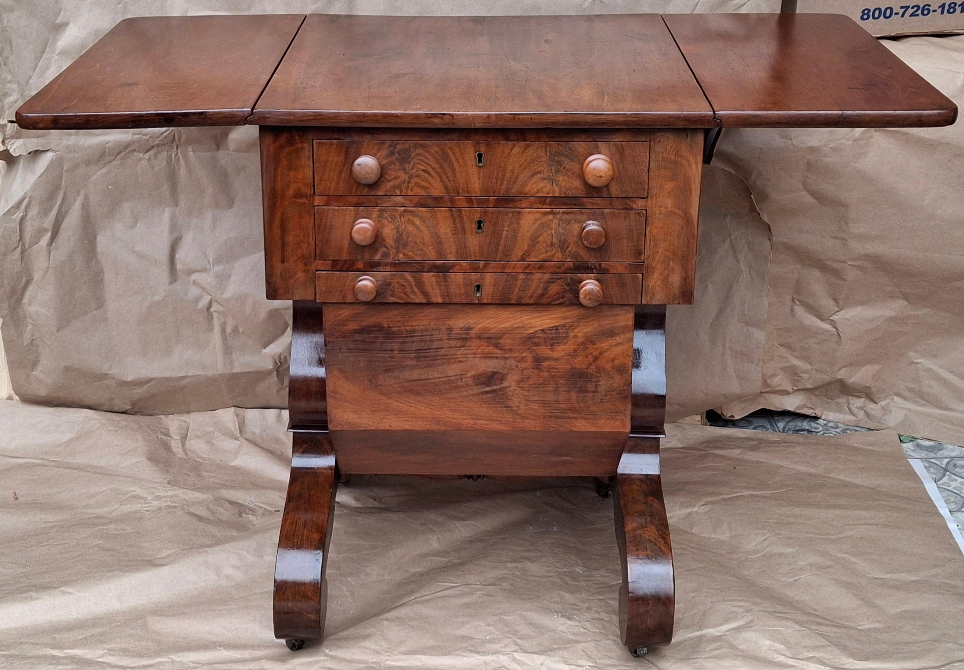 L'empire américain du XIXe siècle  Table de couture à trois tiroirs en acajou.
Mesure 20,5