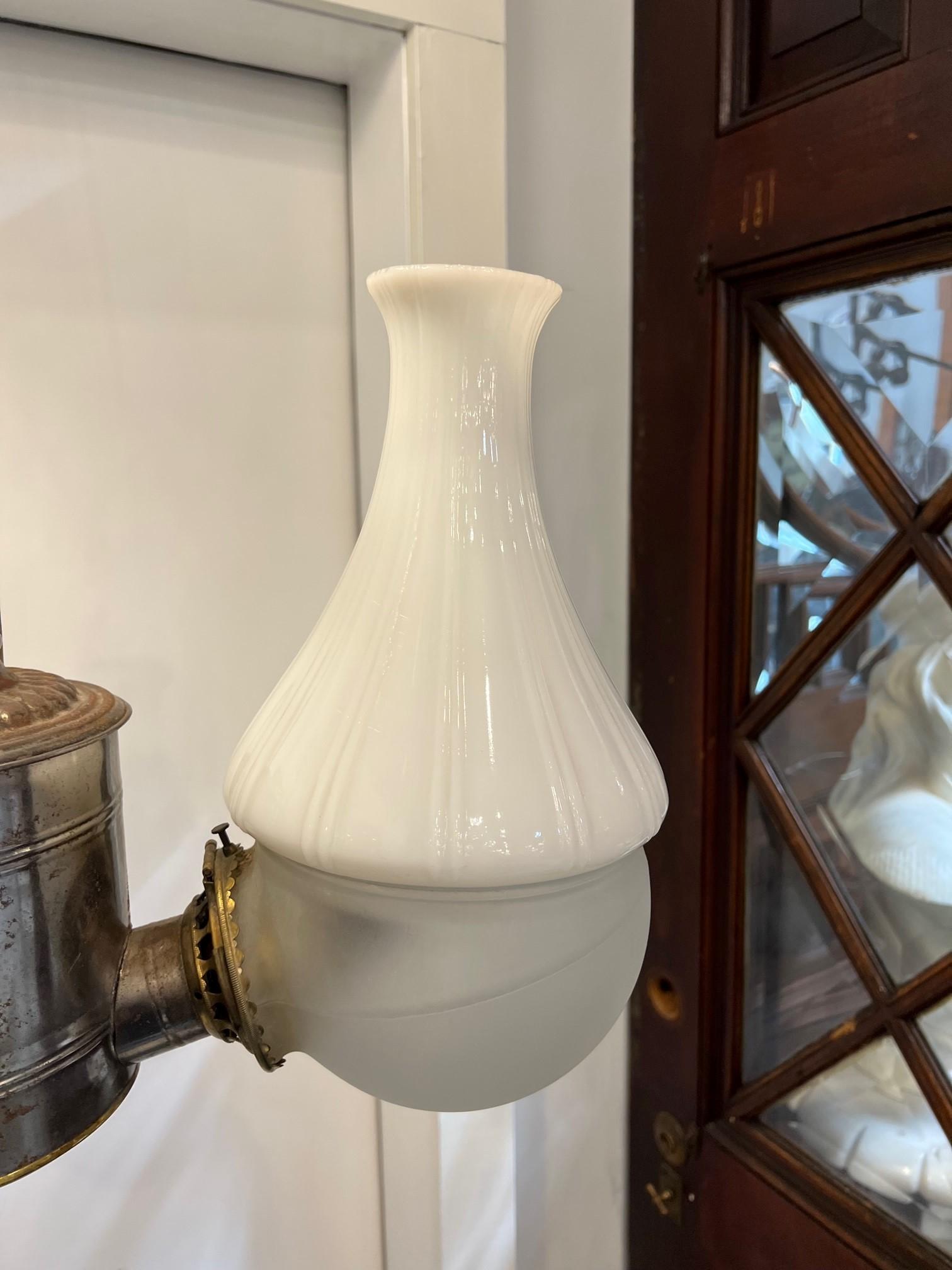 Angle Lamp Co. aus dem späten 19. Jahrhundert Electrified Kerosene 2-Licht-Hängelampe  im Angebot 7