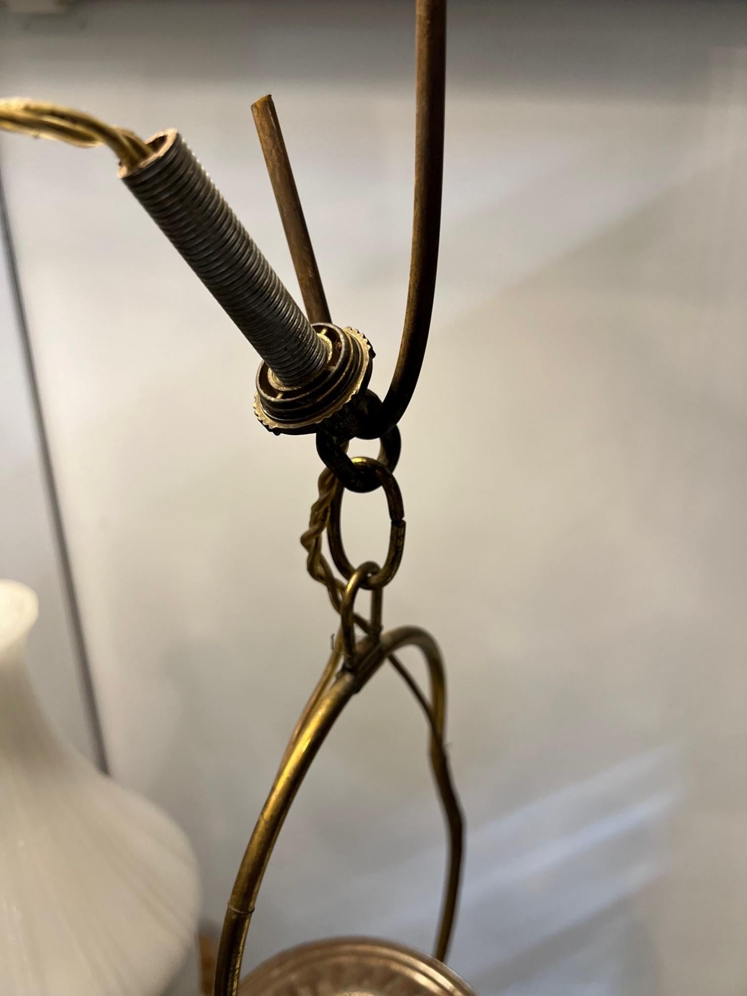 Lámpara angular de finales del siglo XIX Co. Colgante de queroseno electrificado de 2 luces  en venta 9