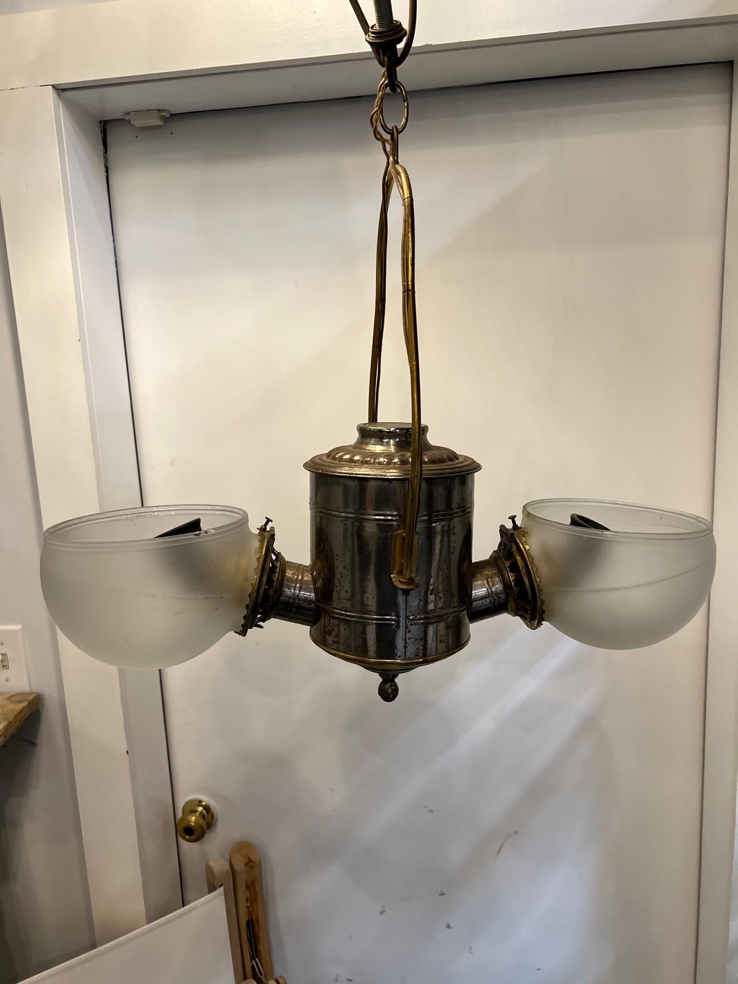 Angle Lamp Co. aus dem späten 19. Jahrhundert Electrified Kerosene 2-Licht-Hängelampe  im Angebot 10