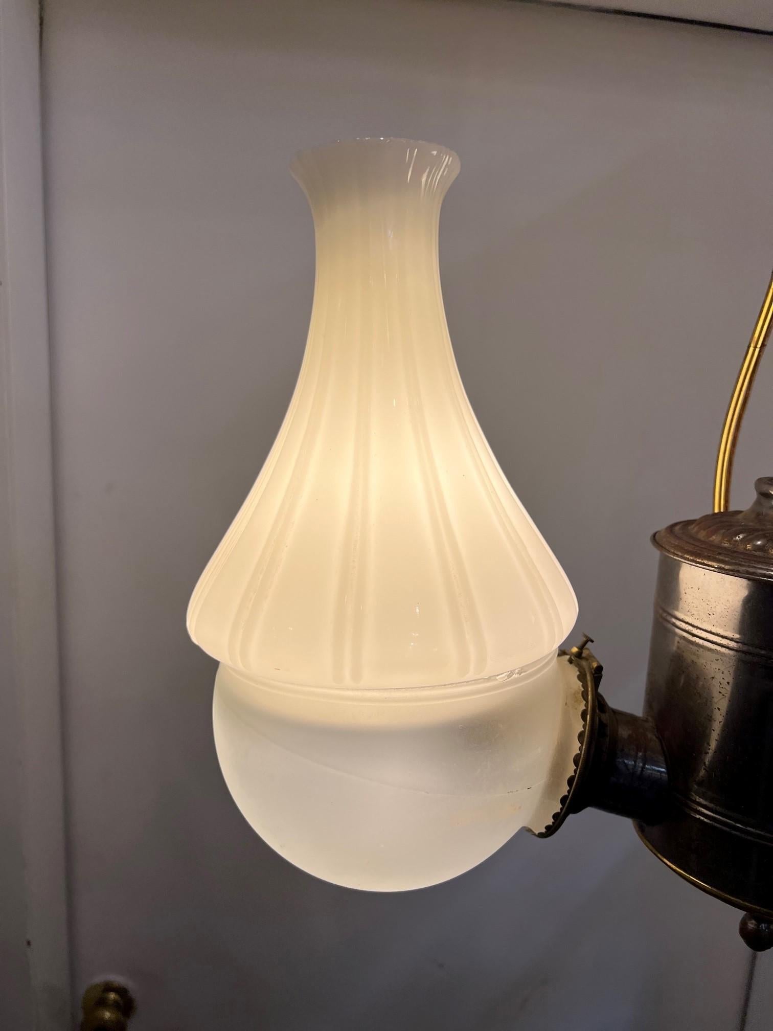Angle Lamp Co. aus dem späten 19. Jahrhundert Electrified Kerosene 2-Licht-Hängelampe  (Spätviktorianisch) im Angebot