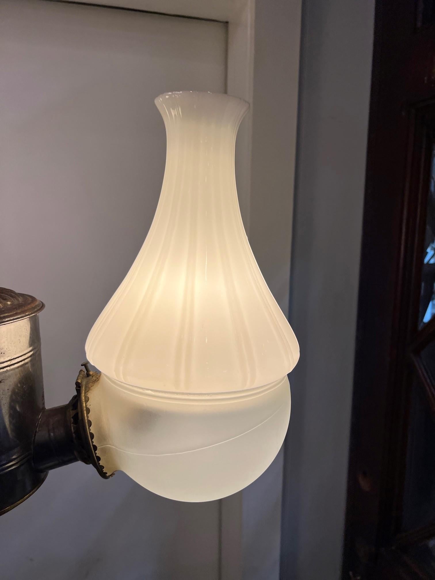 Angle Lamp Co. aus dem späten 19. Jahrhundert Electrified Kerosene 2-Licht-Hängelampe  (amerikanisch) im Angebot