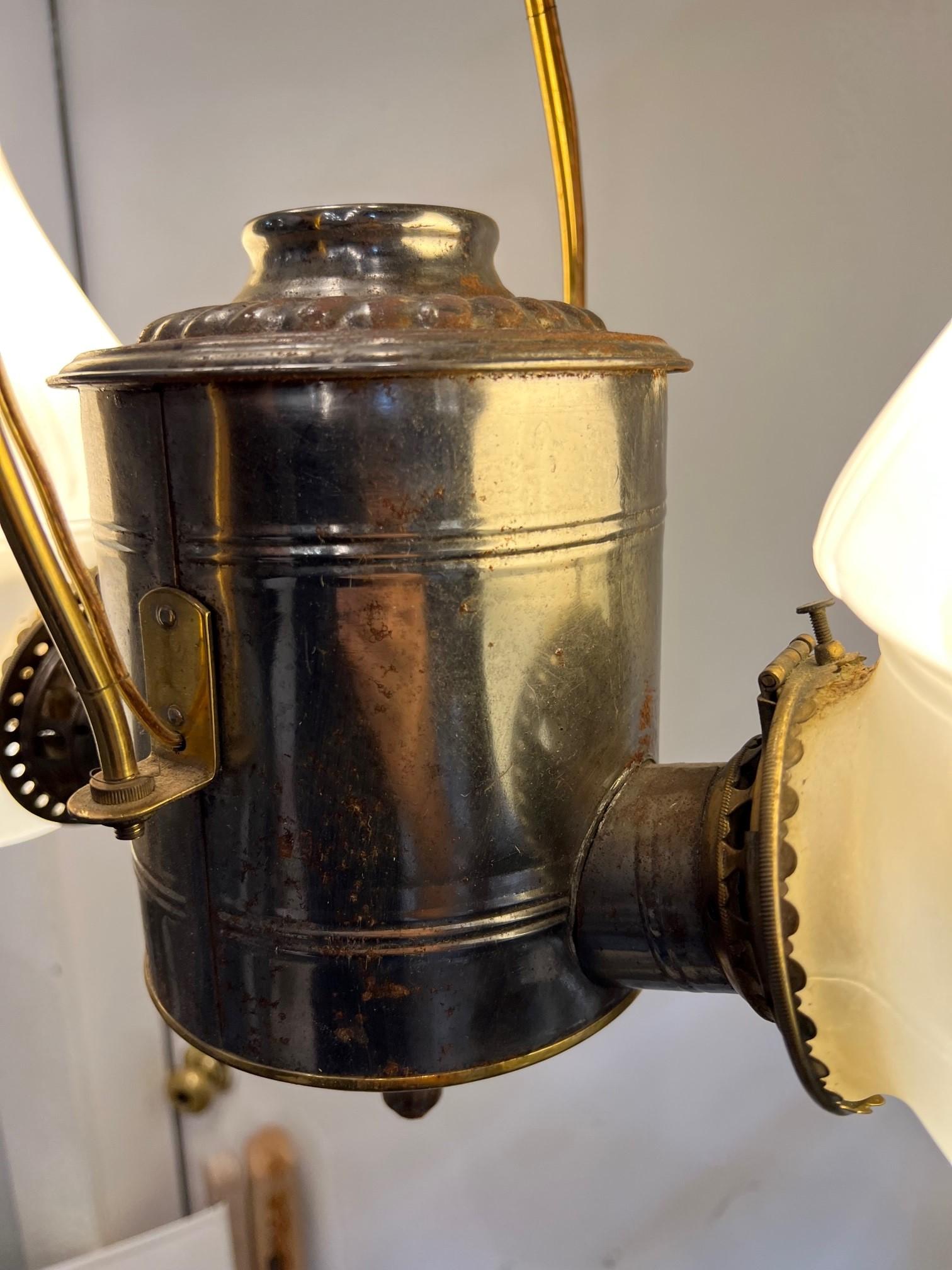 Angle Lamp Co. aus dem späten 19. Jahrhundert Electrified Kerosene 2-Licht-Hängelampe  (Milchglas) im Angebot