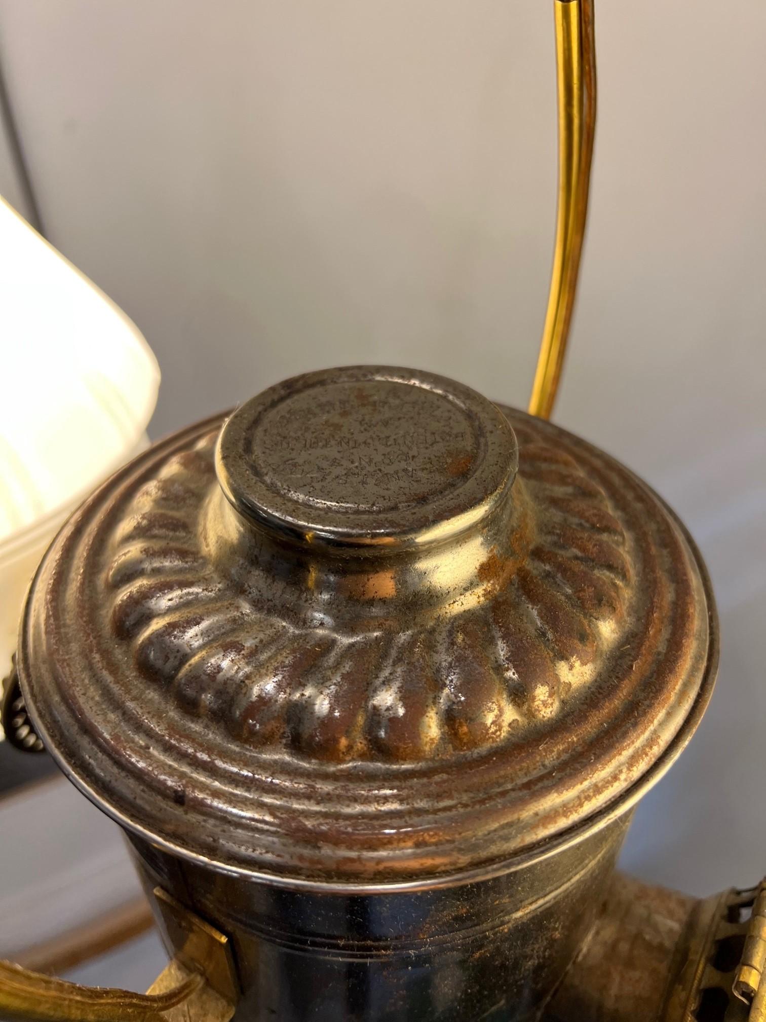 Angle Lamp Co. aus dem späten 19. Jahrhundert Electrified Kerosene 2-Licht-Hängelampe  im Angebot 1