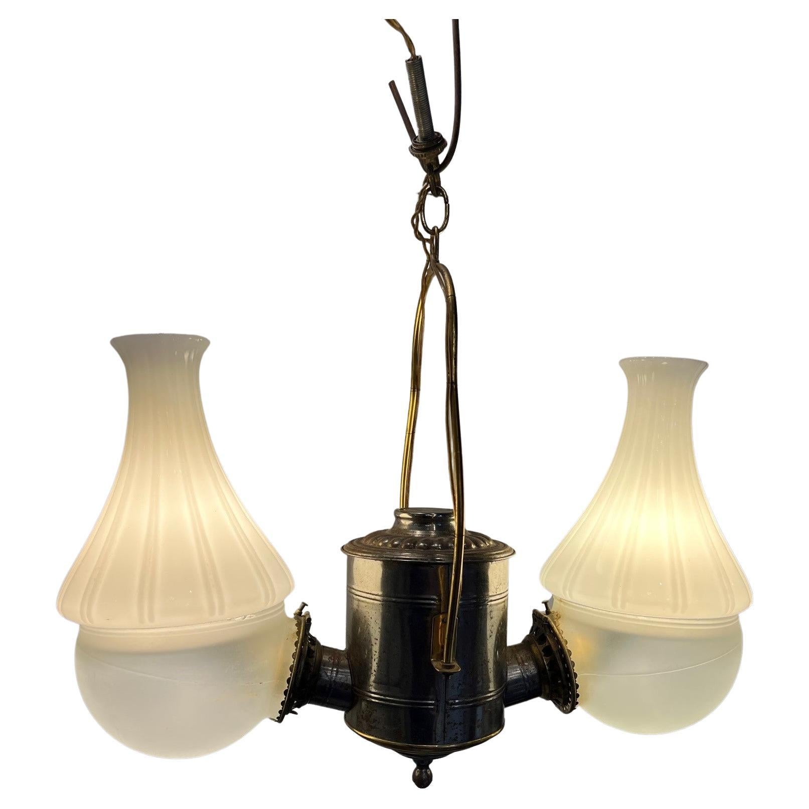 Fin du 19e siècle Angle Lamp Co. Suspension à 2 lumières en kérosène électrifié 