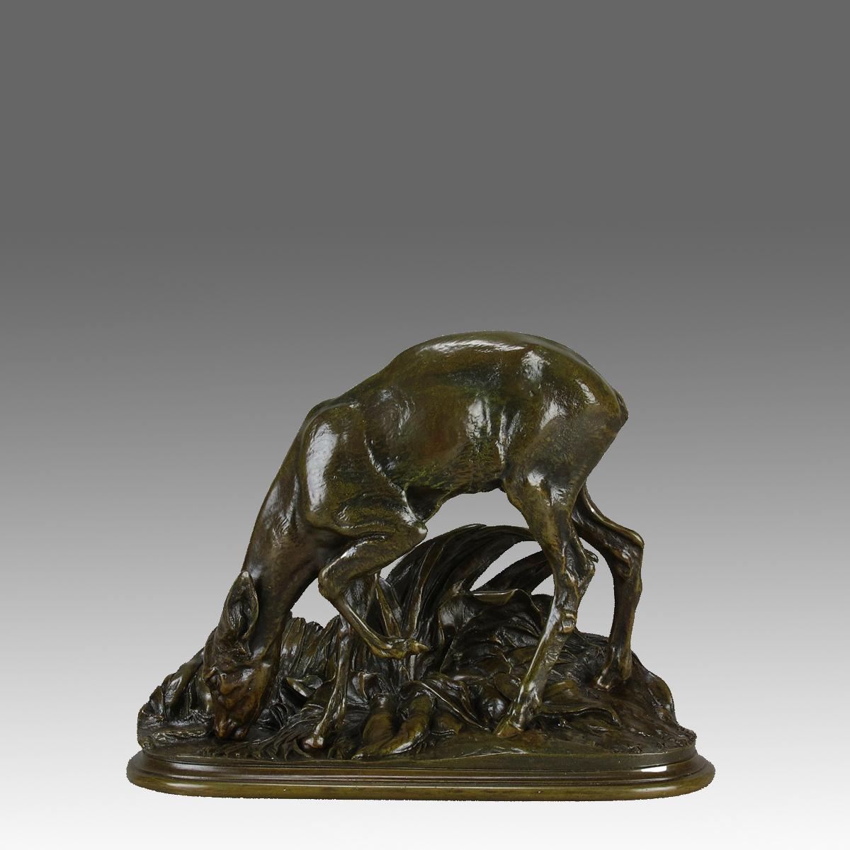 Eine sehr seltene Animalier-Bronzestudie aus der Mitte des 19. Jahrhunderts, die ein trinkendes Reh am Ufer eines Sees darstellt. Die Bronze hat eine fabelhafte, reiche braune Patina und sehr feine, handziselierte Oberflächendetails, die auf einem