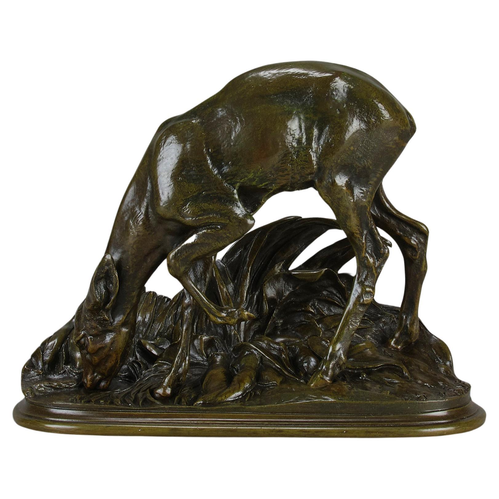 Bronze animalier de la fin du XIXe siècle intitulé "Biche Buvant" par Pierre Jules Mêne en vente
