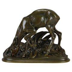 Bronze animalier de la fin du XIXe siècle intitulé "Biche Buvant" par Pierre Jules Mêne