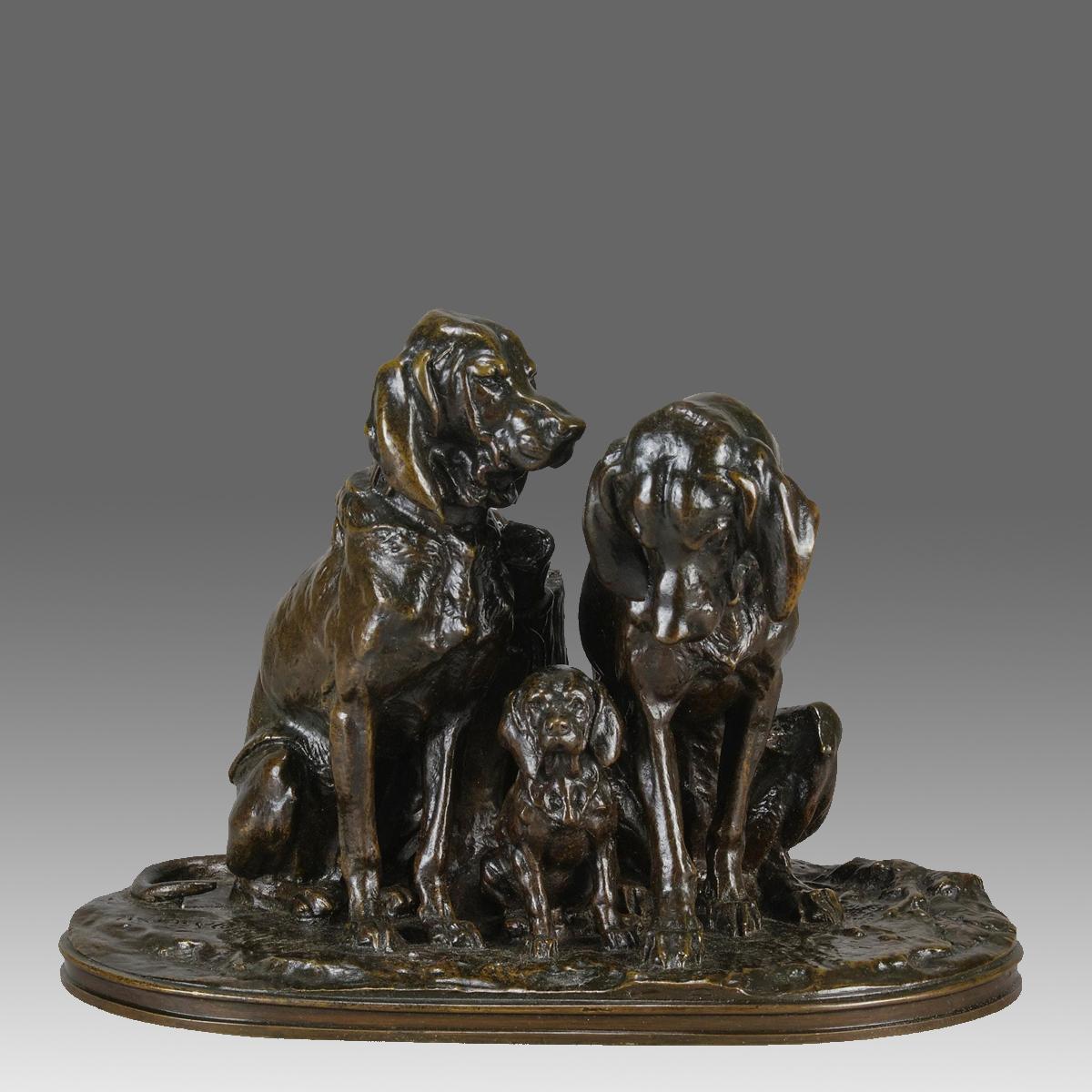 Charmant groupe en bronze animalier de la fin du XIXe siècle représentant une famille de chiens courants. Le bronze de trois chiens assis, comprenant une mère, un père et un chiot, présente une excellente patine brune riche et de très beaux détails