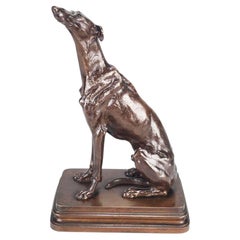 Bronce de temática animal de finales del siglo XIX titulado «Lévrier Assis», de Alfred Dubucand