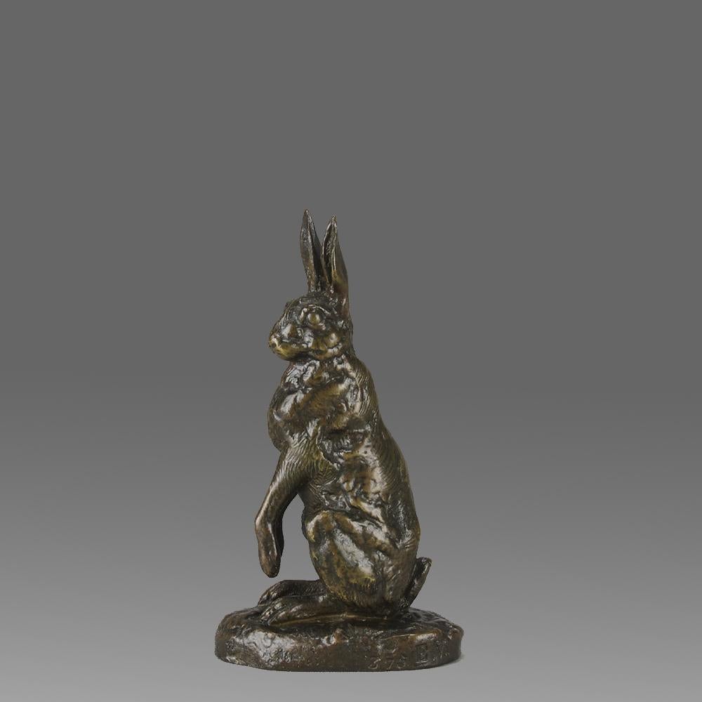 Magnifique groupe en bronze animalier de la fin du XIXe siècle représentant un lièvre reposant sur ses pattes arrière, les oreilles dressées en position d'alerte, avec une excellente patine riche vert olive et dorée et de fins détails de surface