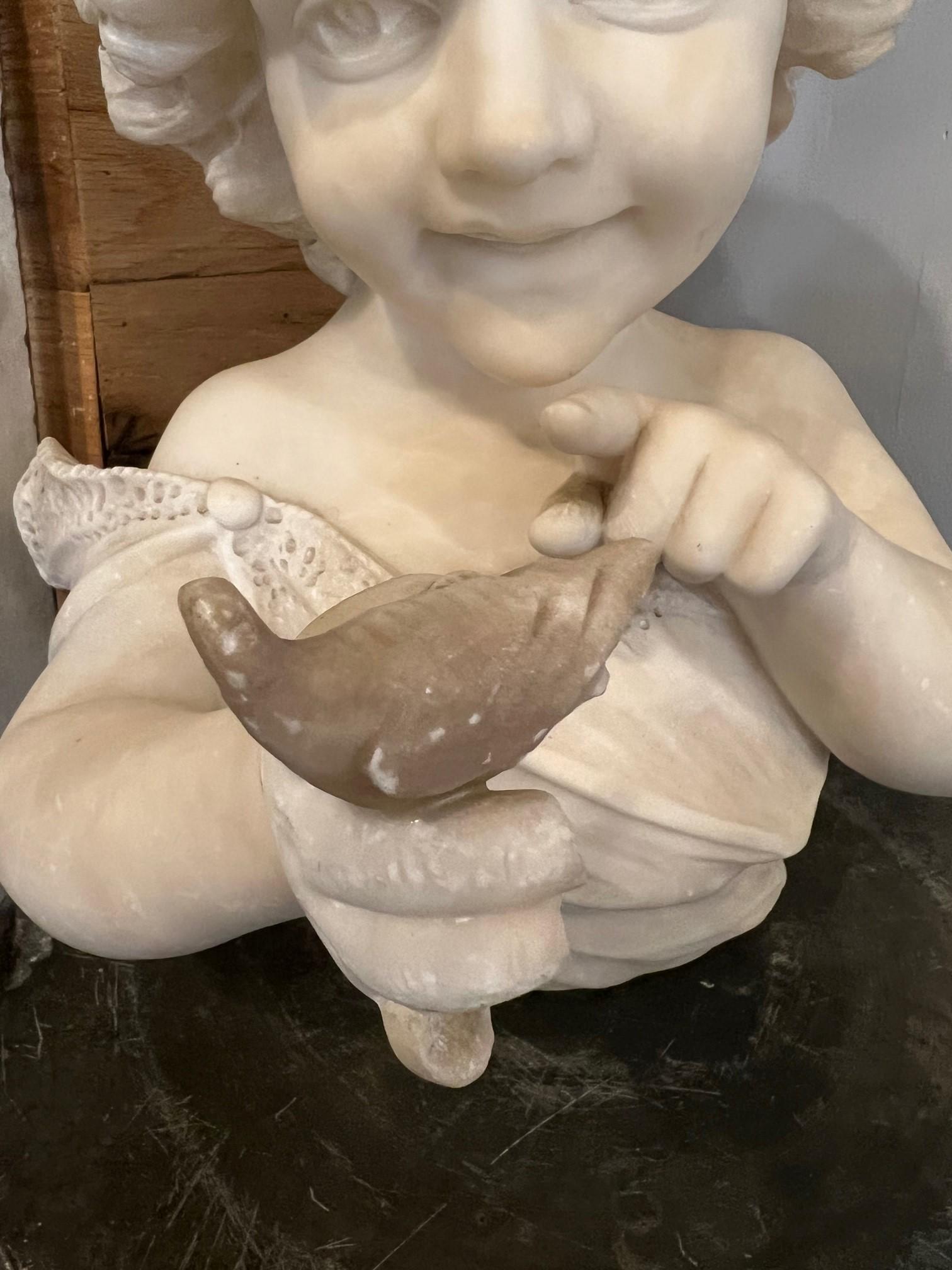 XIXe siècle Fin du 19e siècle Buste en albâtre ancien représentant une jeune fille tenant un petit oiseau  en vente