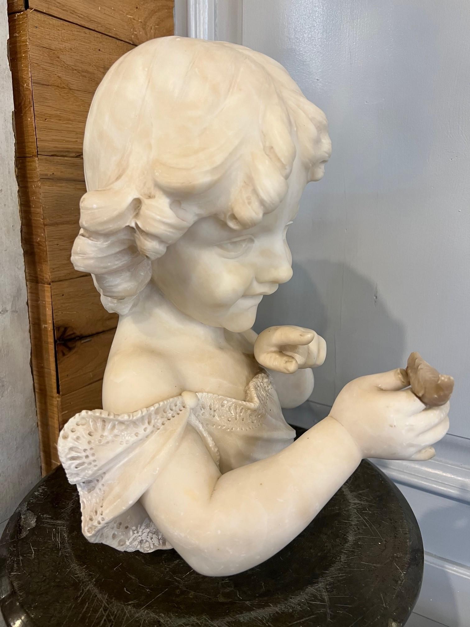 Fin du 19e siècle Buste en albâtre ancien représentant une jeune fille tenant un petit oiseau  en vente 2