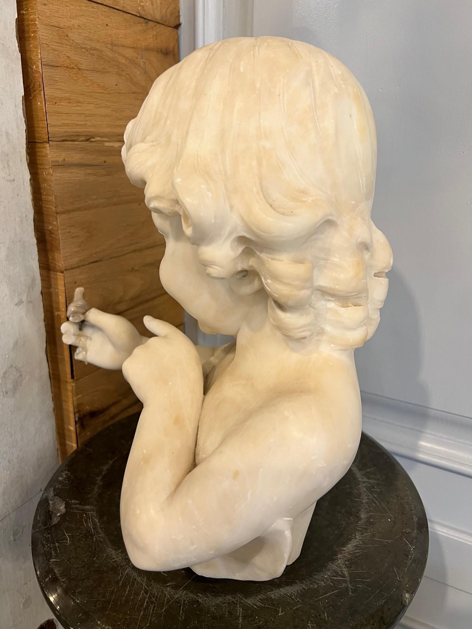 Fin du 19e siècle Buste en albâtre ancien représentant une jeune fille tenant un petit oiseau  en vente 4