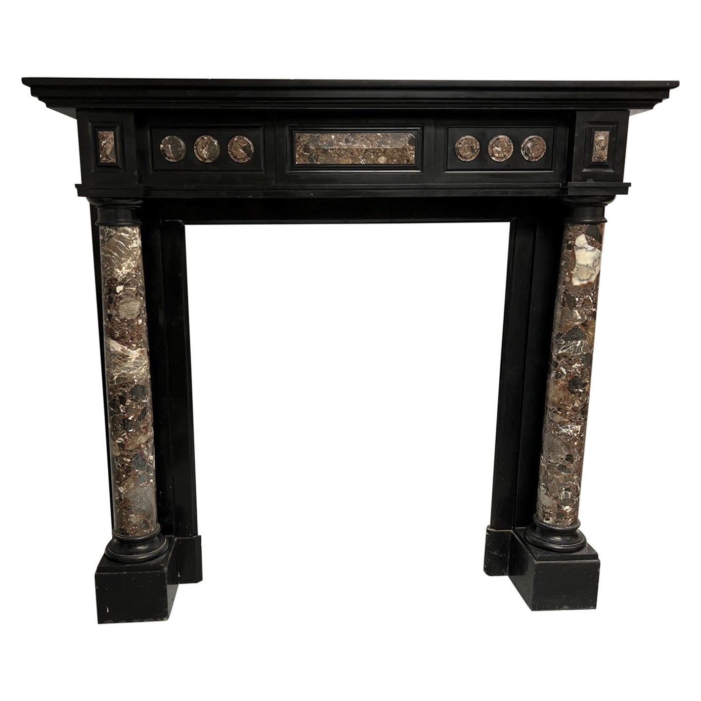 Mantello in marmo nero belga della fine del XIX secolo con colonne di marmo