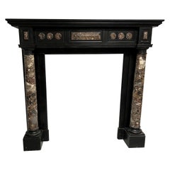 Antiguo mantel de mármol belga negro de finales del siglo XIX con columnas de mármol