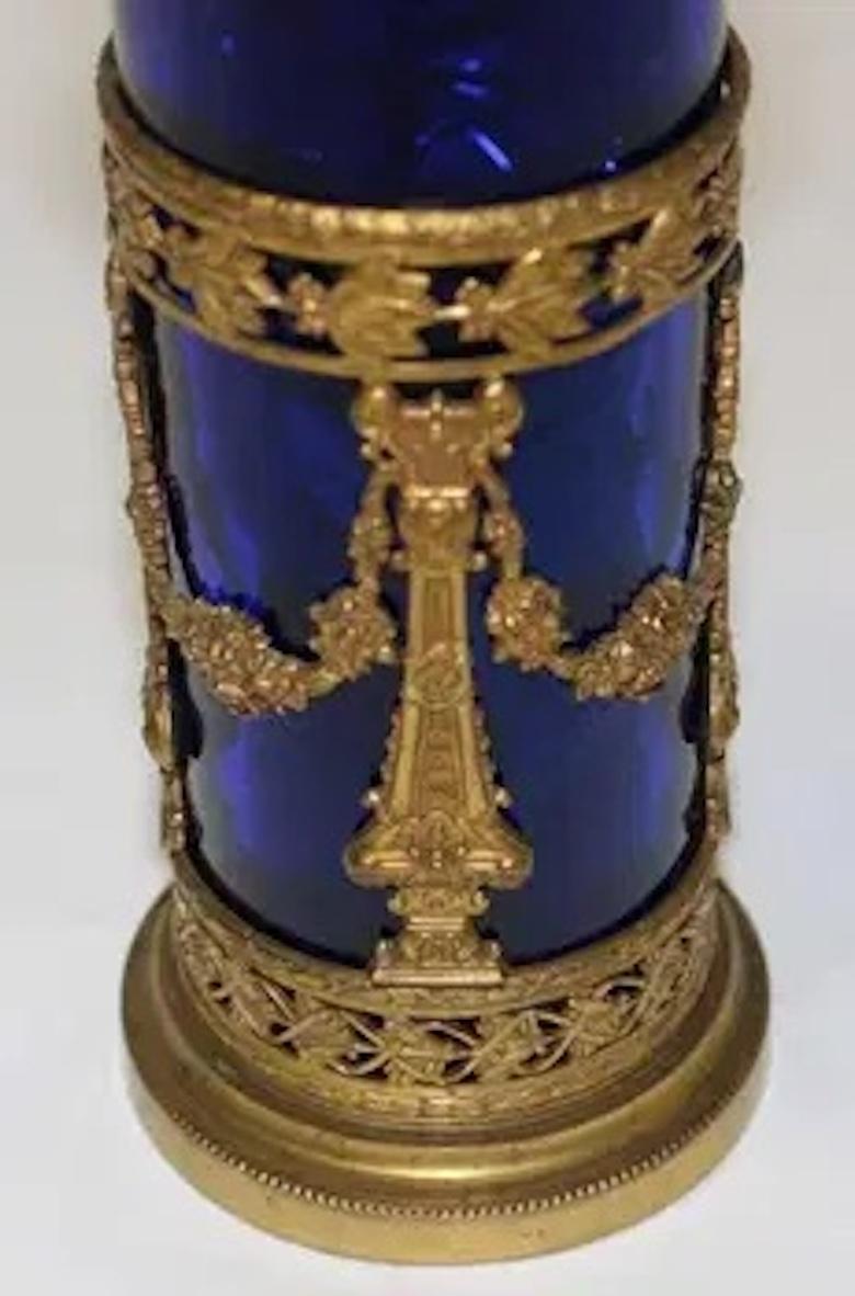 Francese Vaso di cristallo antico di Boemia della fine del XIX secolo con cornice in bronzo dorato e ormeggiato in vendita