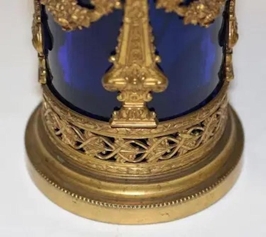 Vaso di cristallo antico di Boemia della fine del XIX secolo con cornice in bronzo dorato e ormeggiato In condizioni buone in vendita a Pasadena, CA