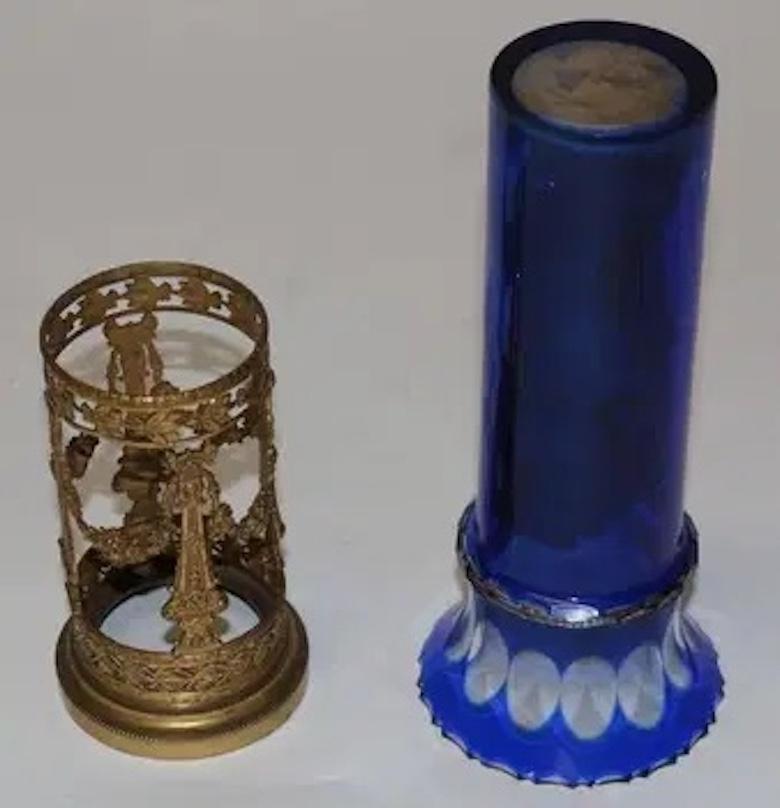 Cristallo Vaso di cristallo antico di Boemia della fine del XIX secolo con cornice in bronzo dorato e ormeggiato in vendita