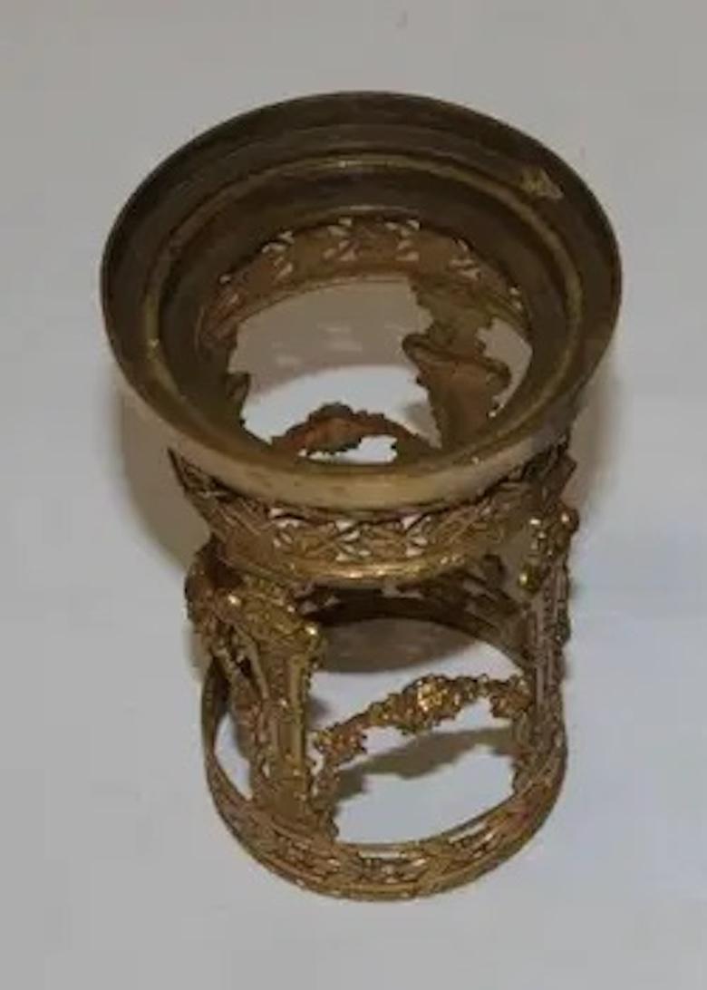 Vaso di cristallo antico di Boemia della fine del XIX secolo con cornice in bronzo dorato e ormeggiato in vendita 2
